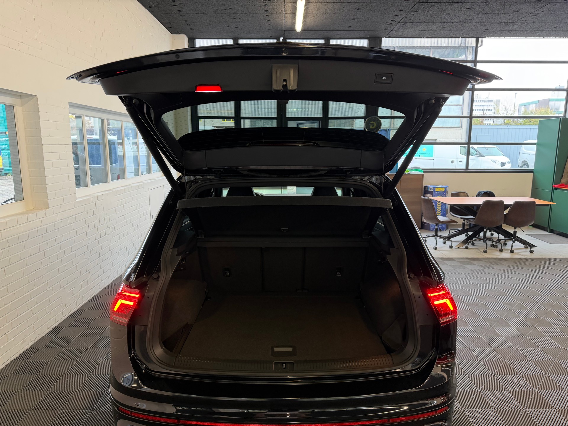 VW Tiguan 2.0TSI R 4Motion DSG-image-19