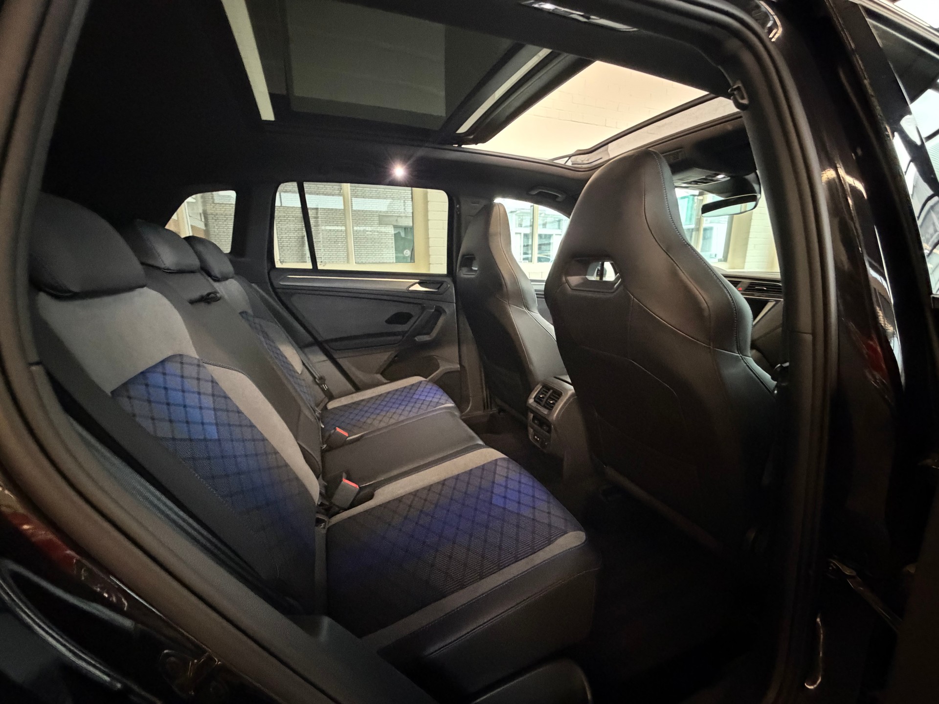 VW Tiguan 2.0TSI R 4Motion DSG-image-8