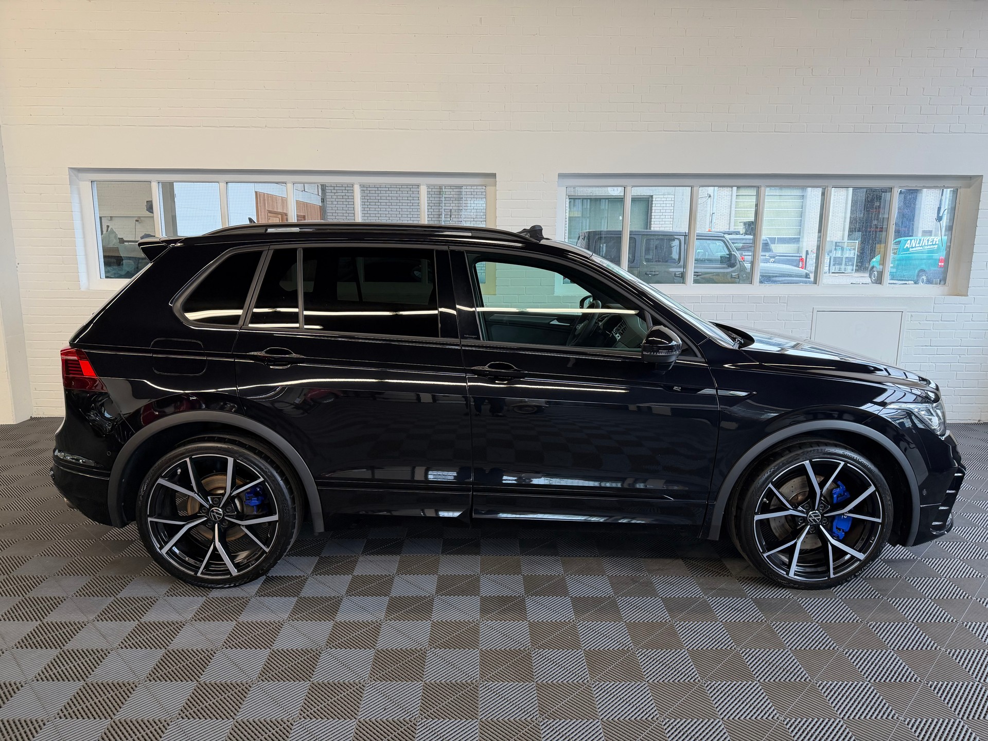 VW Tiguan 2.0TSI R 4Motion DSG-image-1