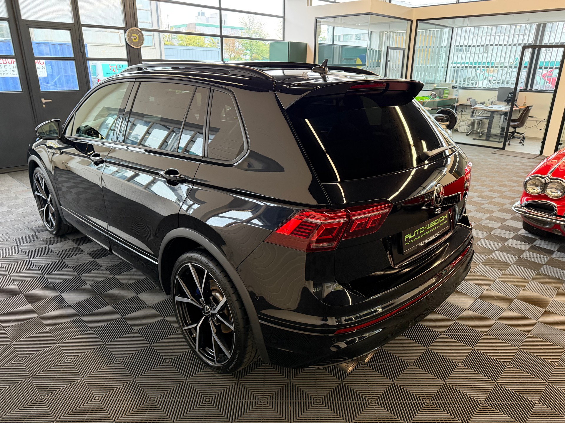 VW Tiguan 2.0TSI R 4Motion DSG-image-4