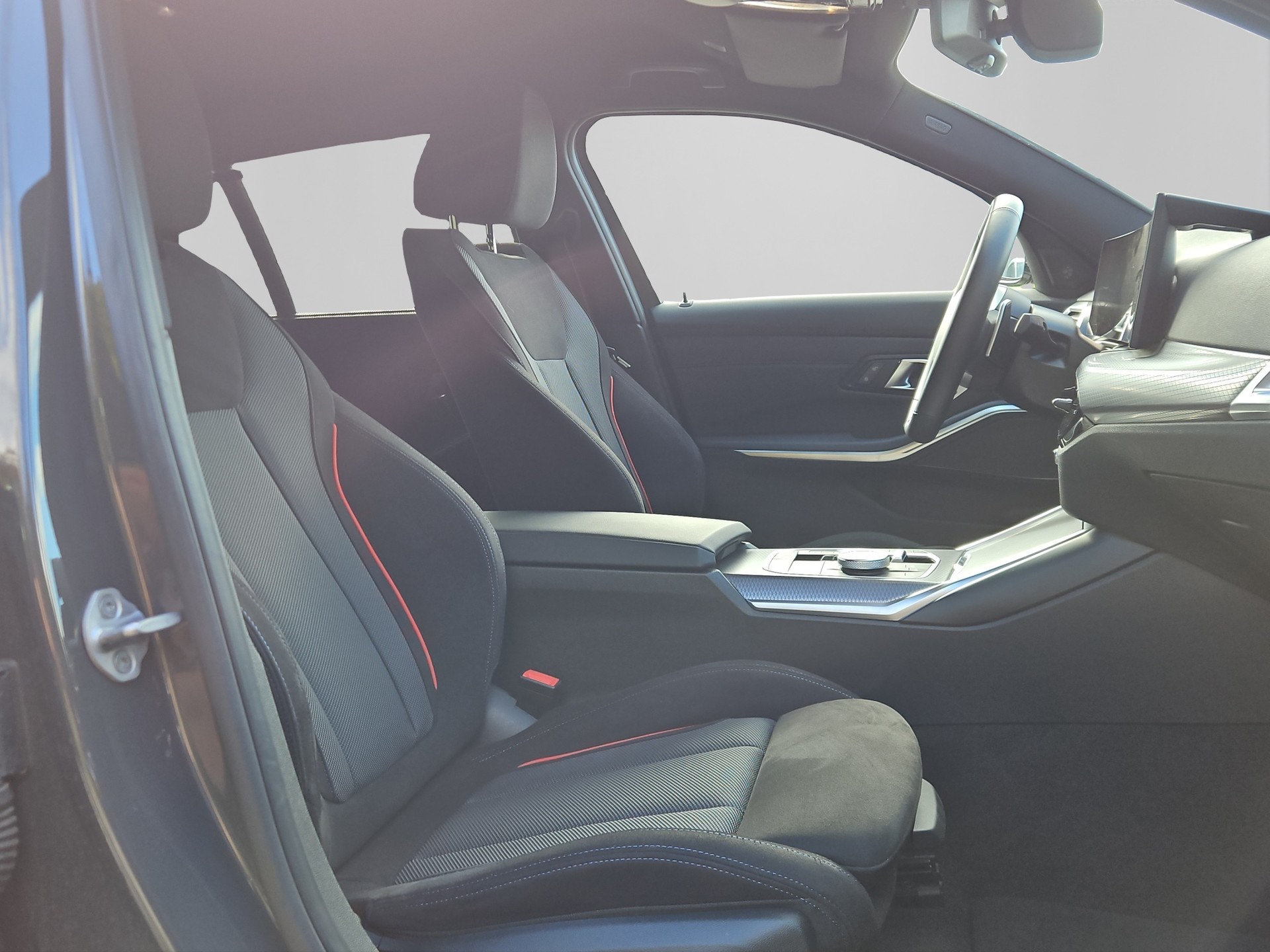 BMW 330e x DriveTouring Steptronic M Sport Pro-image-15