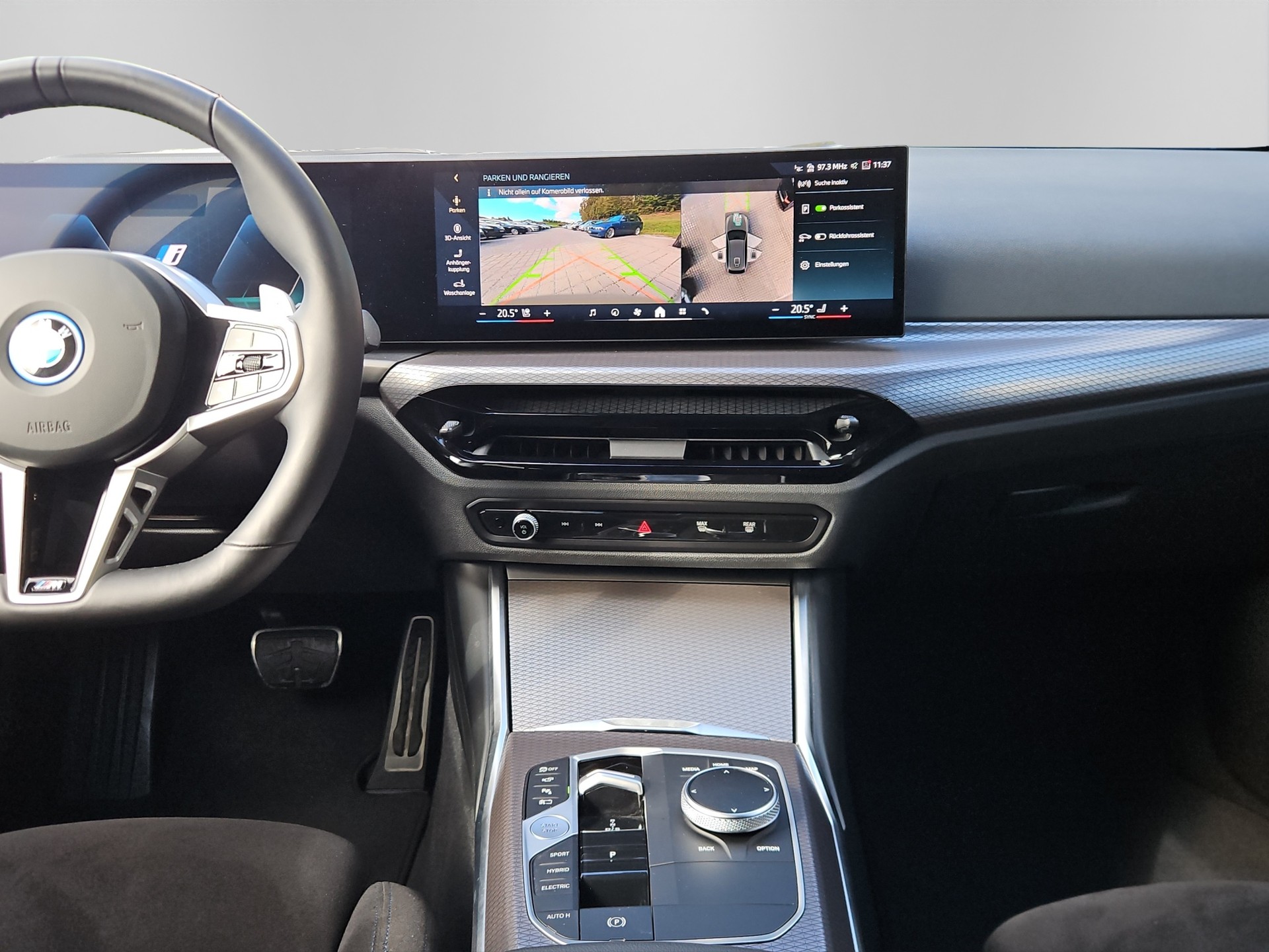 BMW 330e x DriveTouring Steptronic M Sport Pro-image-14
