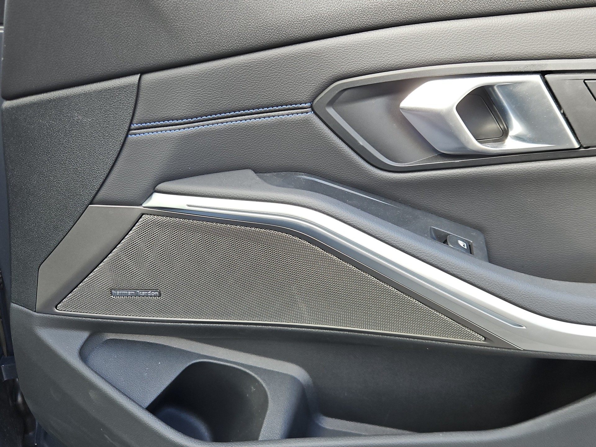 BMW 330e x DriveTouring Steptronic M Sport Pro-image-16