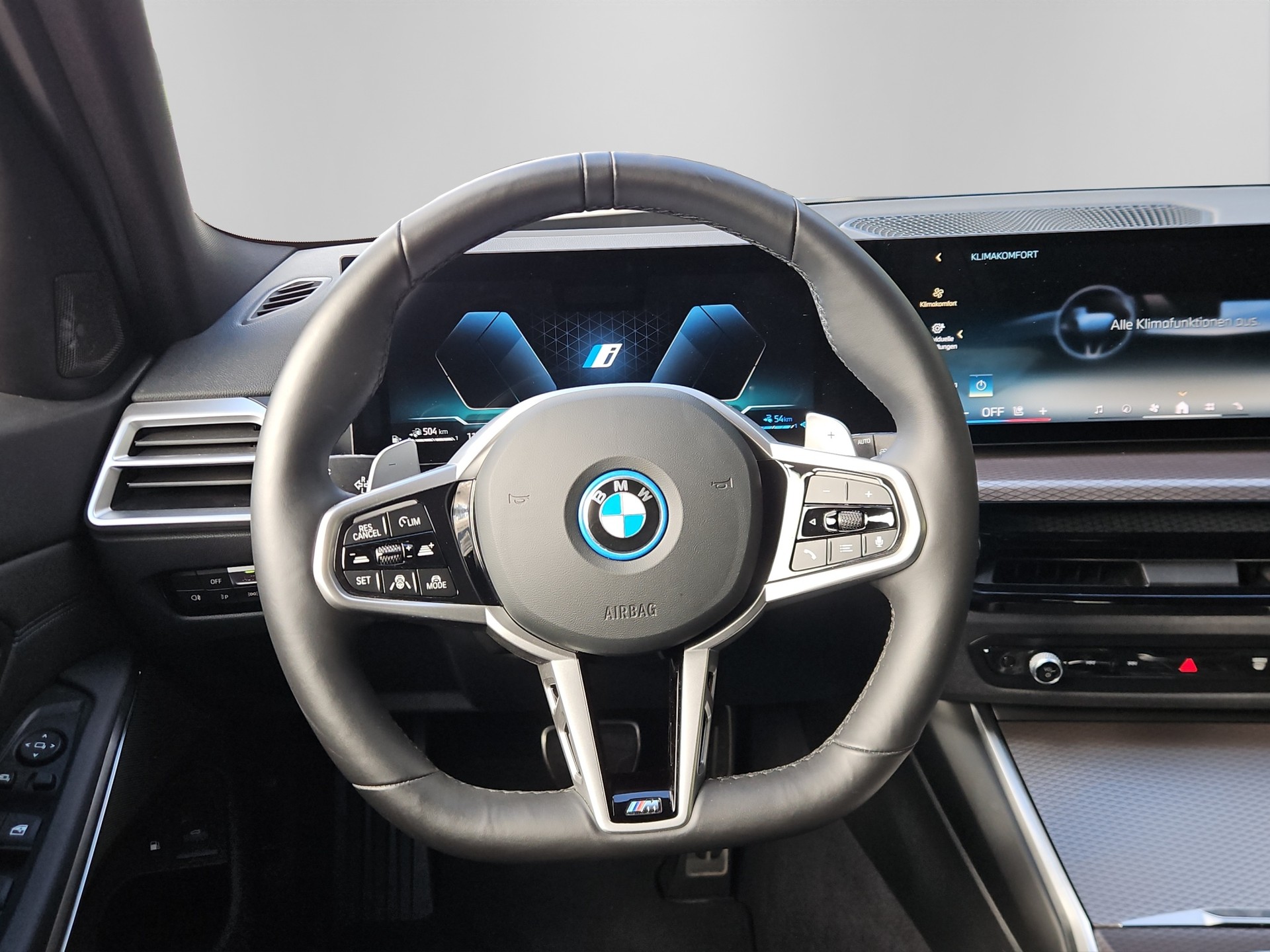 BMW 330e x DriveTouring Steptronic M Sport Pro-image-12