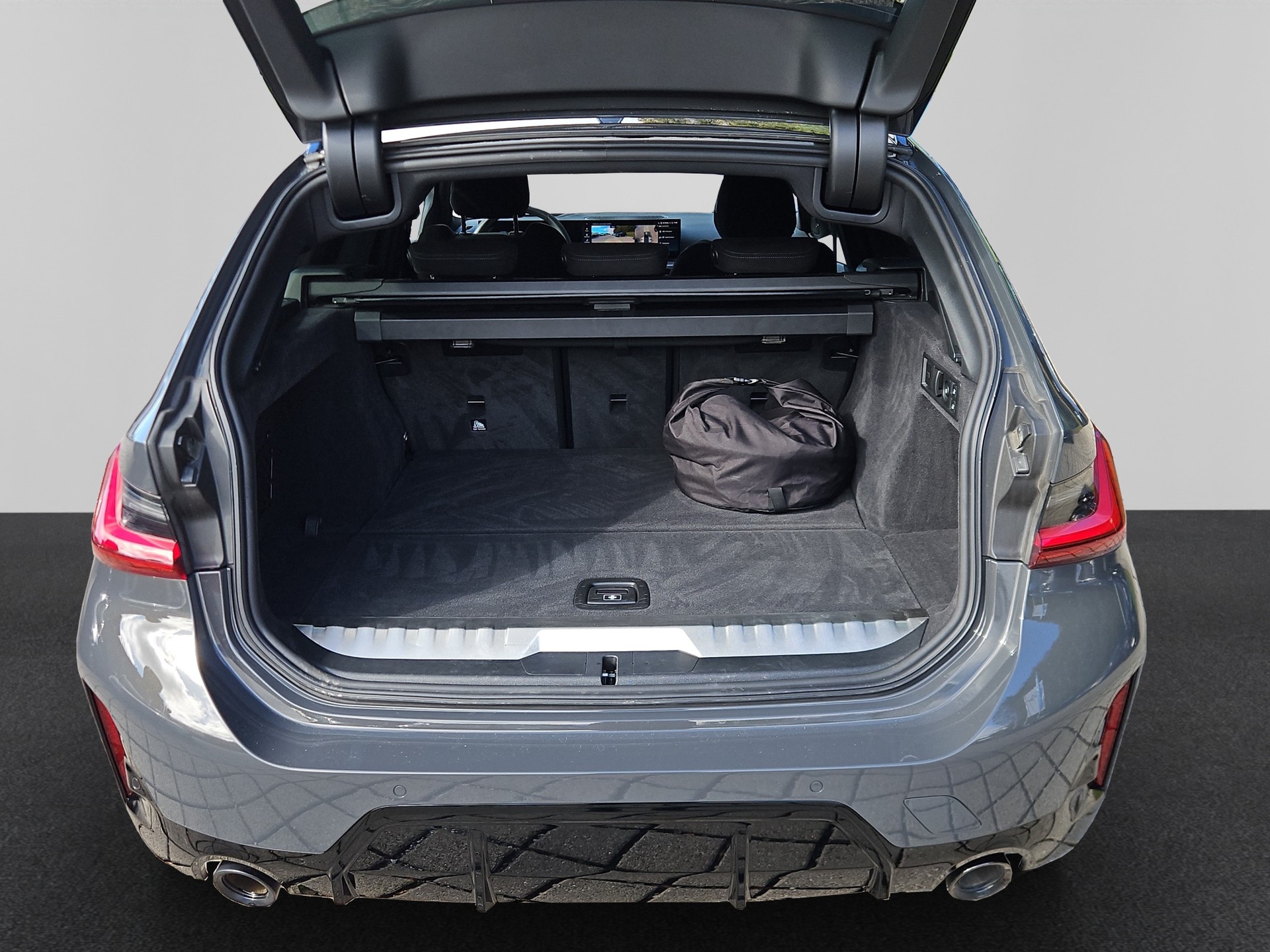 BMW 330e x DriveTouring Steptronic M Sport Pro-image-22