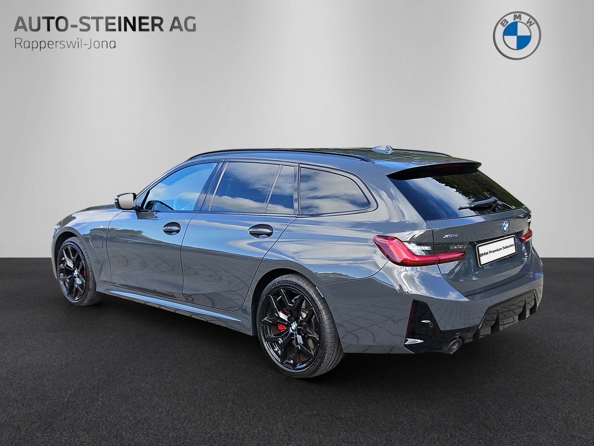 BMW 330e x DriveTouring Steptronic M Sport Pro-image-2