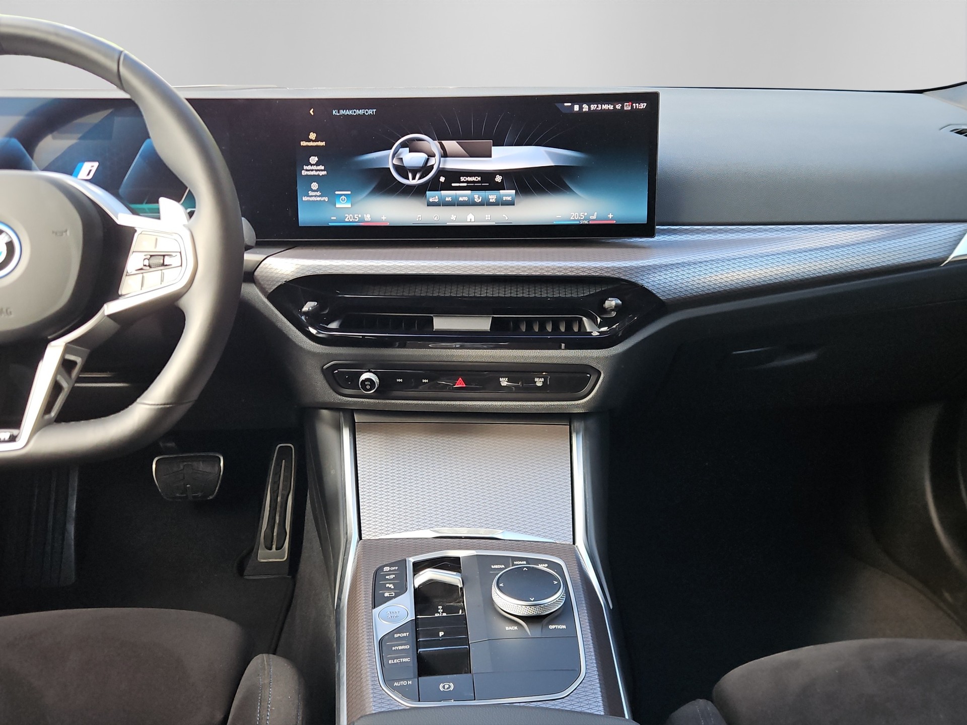 BMW 330e x DriveTouring Steptronic M Sport Pro-image-13