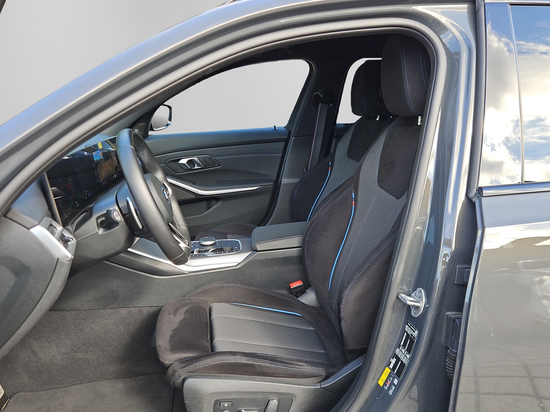 BMW 330e x DriveTouring Steptronic M Sport Pro-image-18
