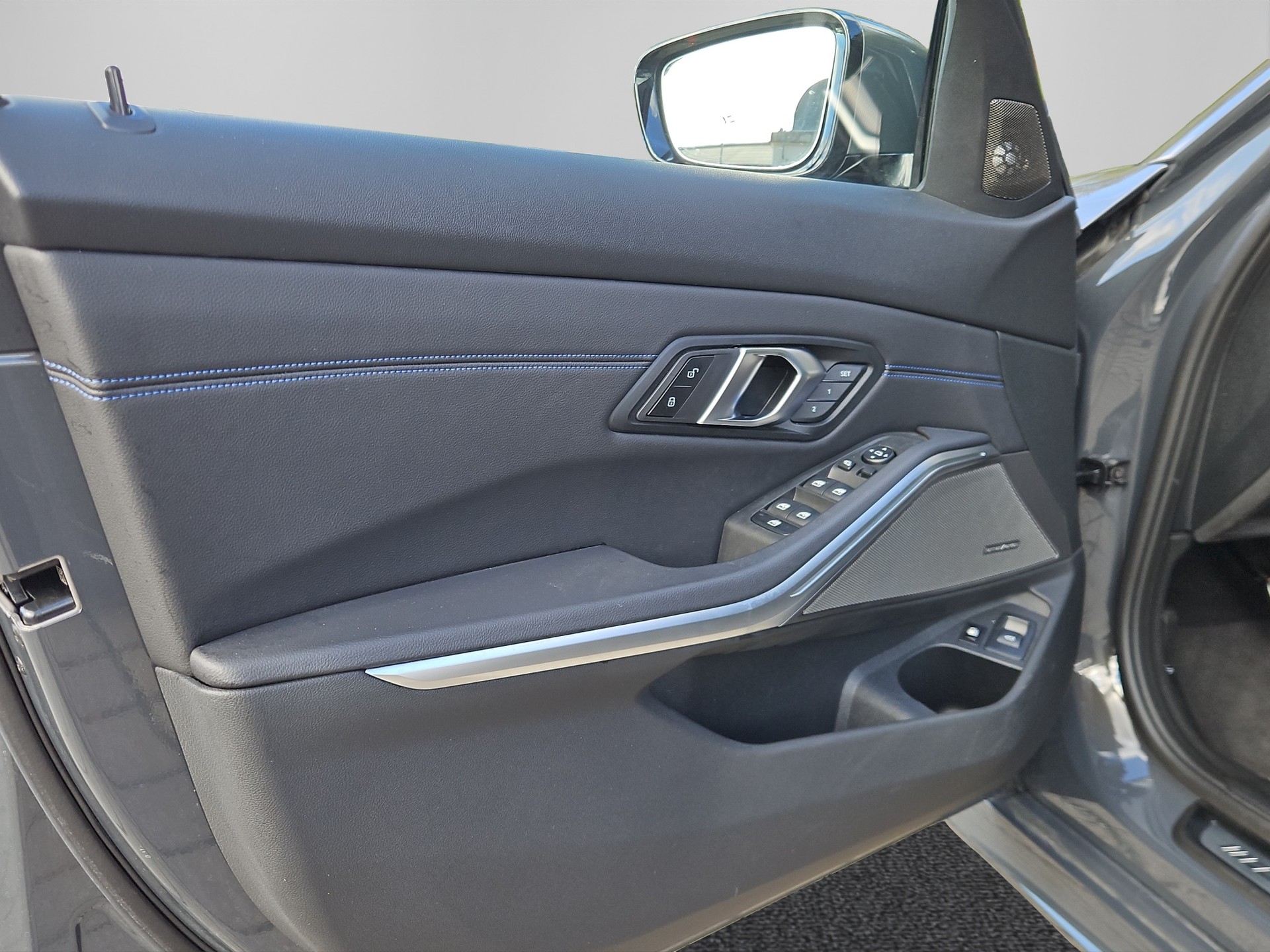 BMW 330e x DriveTouring Steptronic M Sport Pro-image-10