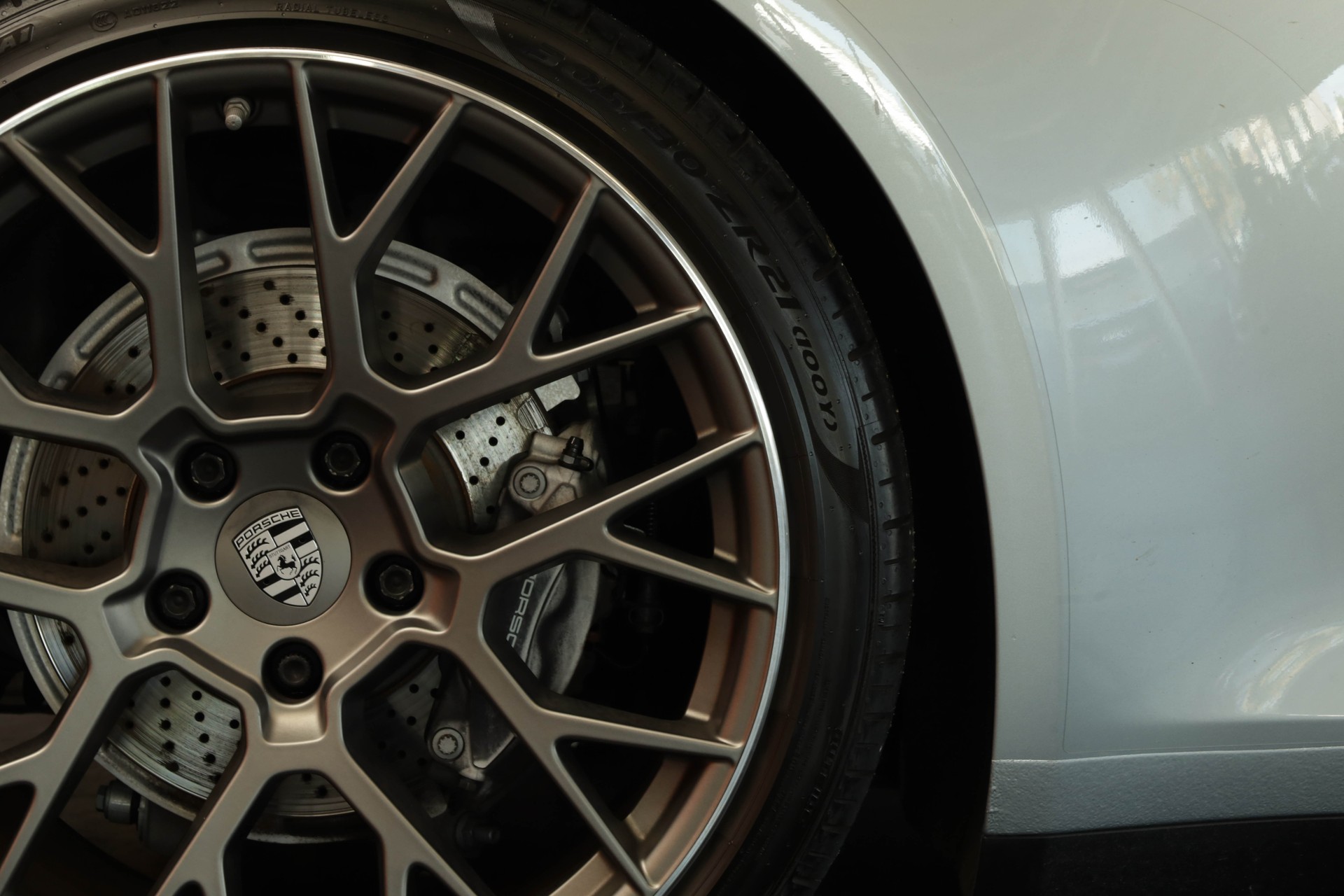 PORSCHE 911 Targa 4 PDK • Échappement sport • BOSE • Cuir intégral brun-image-11