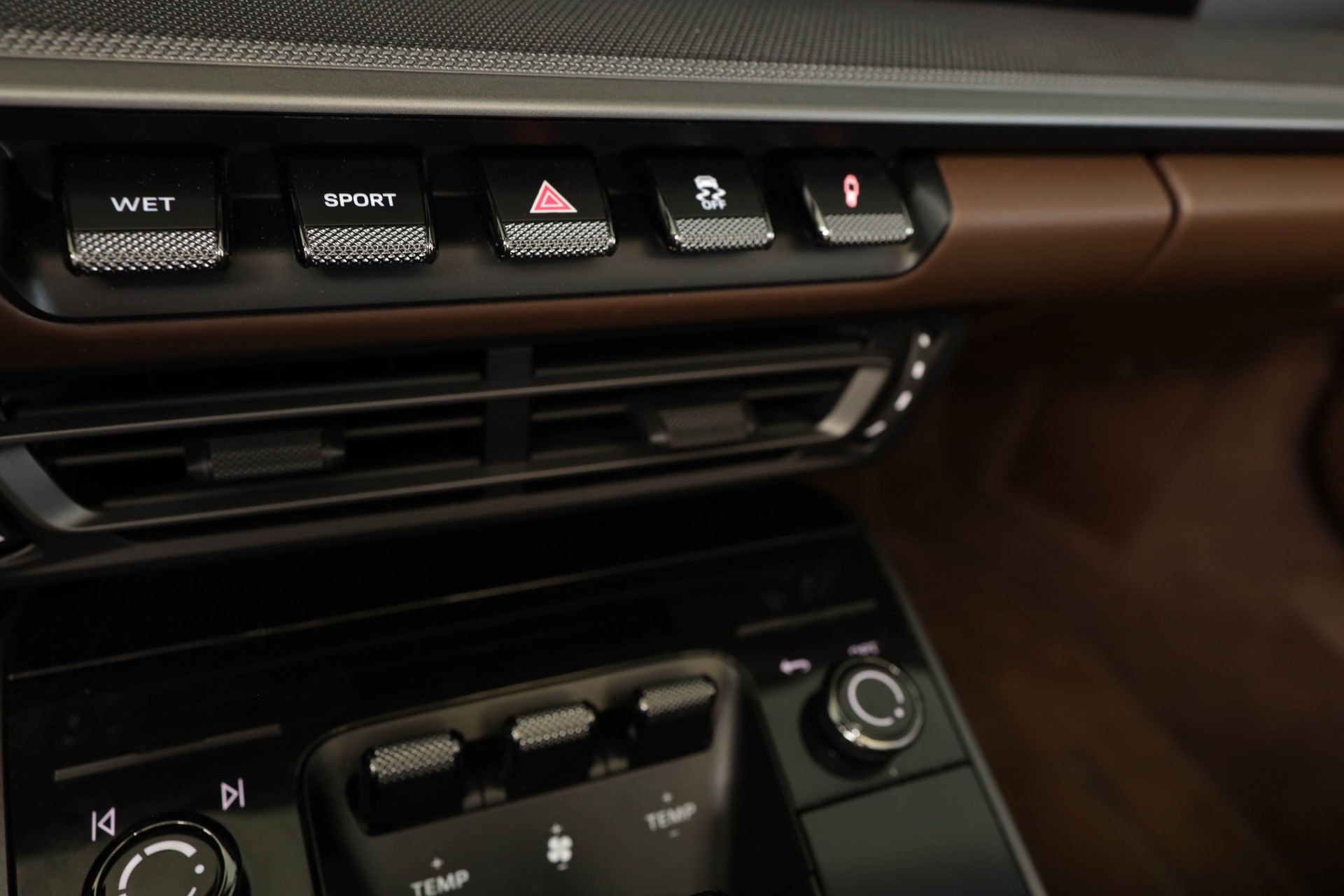 PORSCHE 911 Targa 4 PDK • Échappement sport • BOSE • Cuir intégral brun-image-24