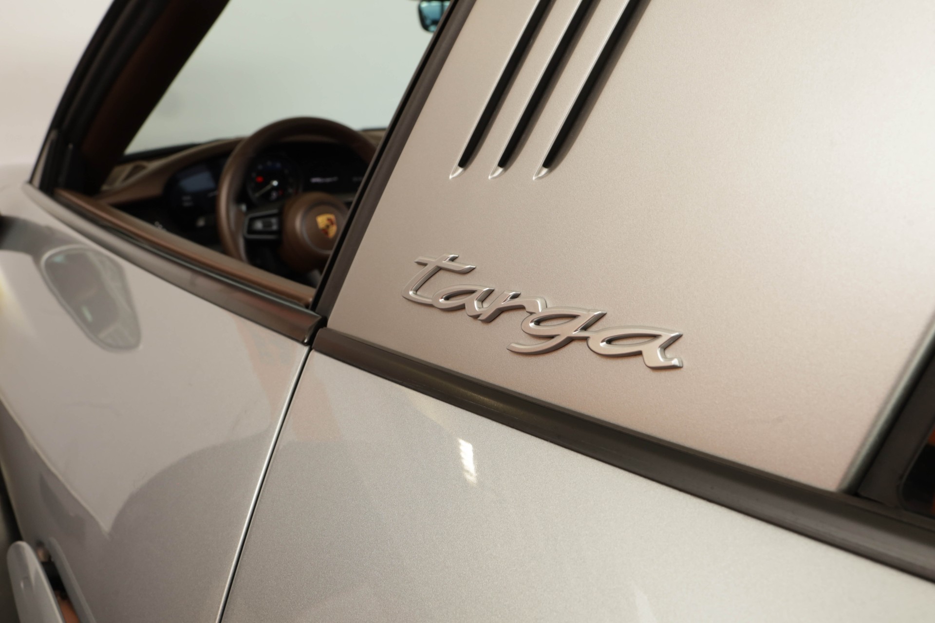 PORSCHE 911 Targa 4 PDK • Échappement sport • BOSE • Cuir intégral brun-image-25