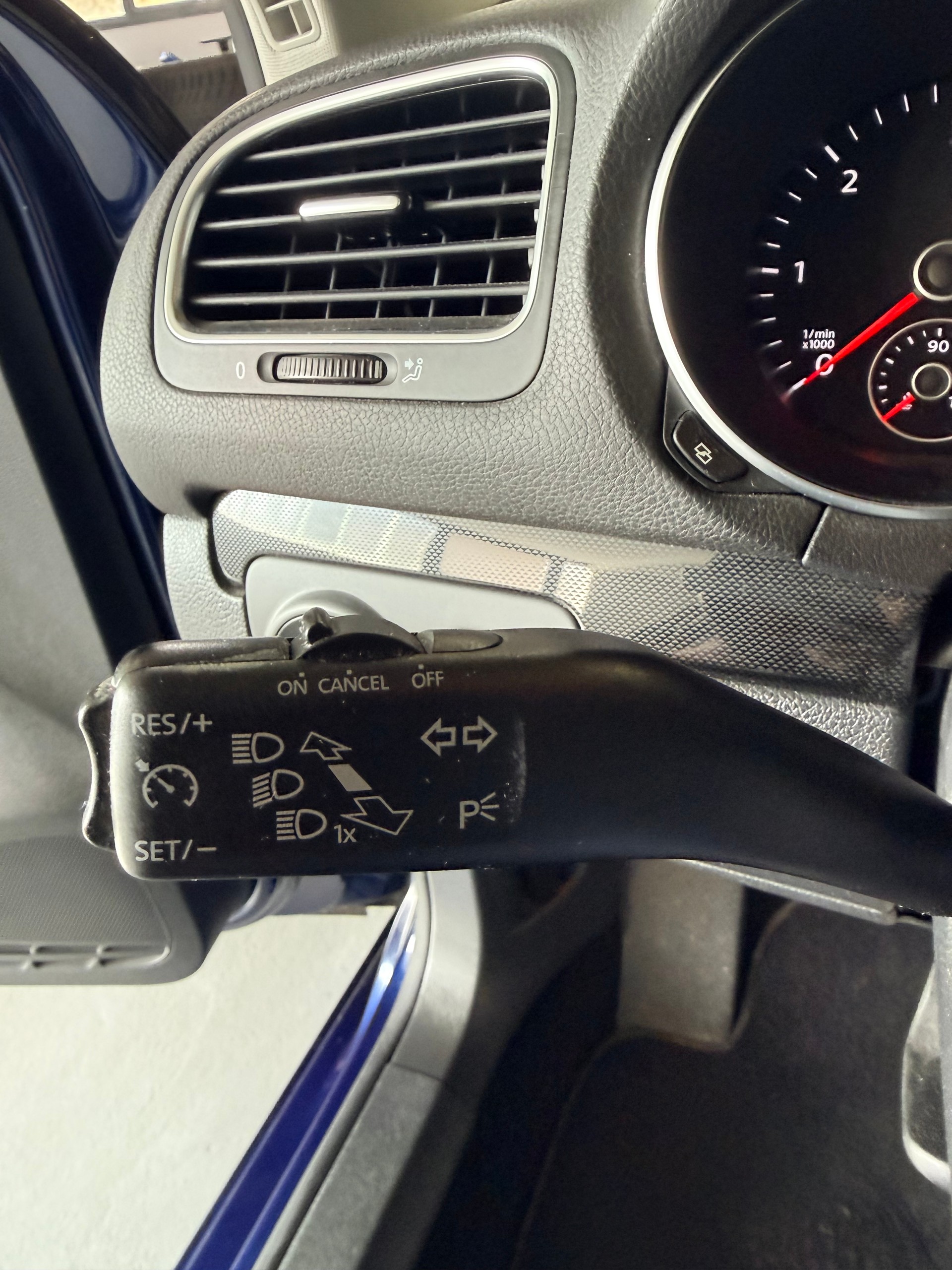 VW Golf 1.6 TDI BlueMotion Technology Team DSG-image-9