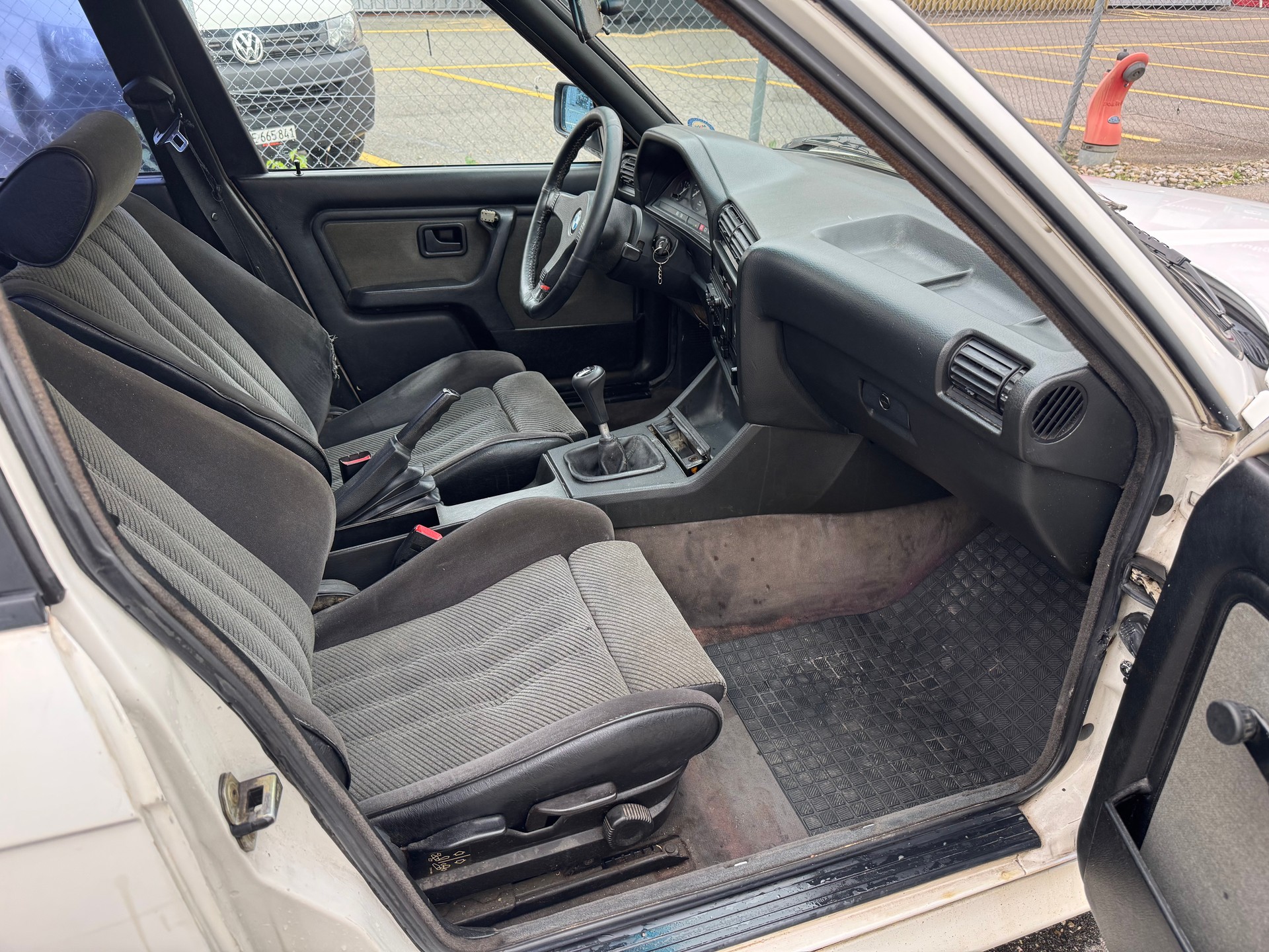 BMW 325iX-image-10