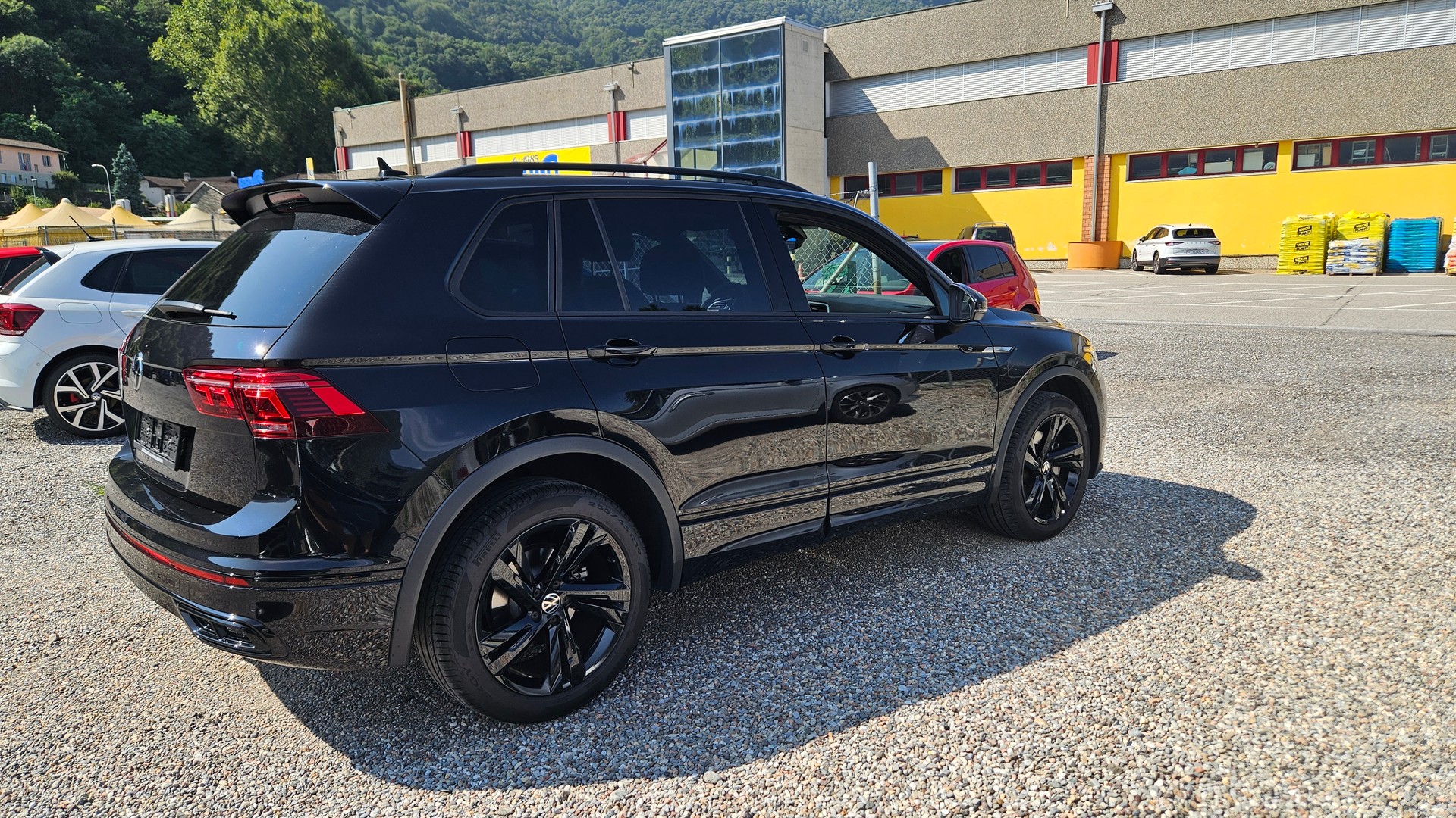 VW Tiguan 2.0 TDI SCR R-Line 4Motion DSG-image-2