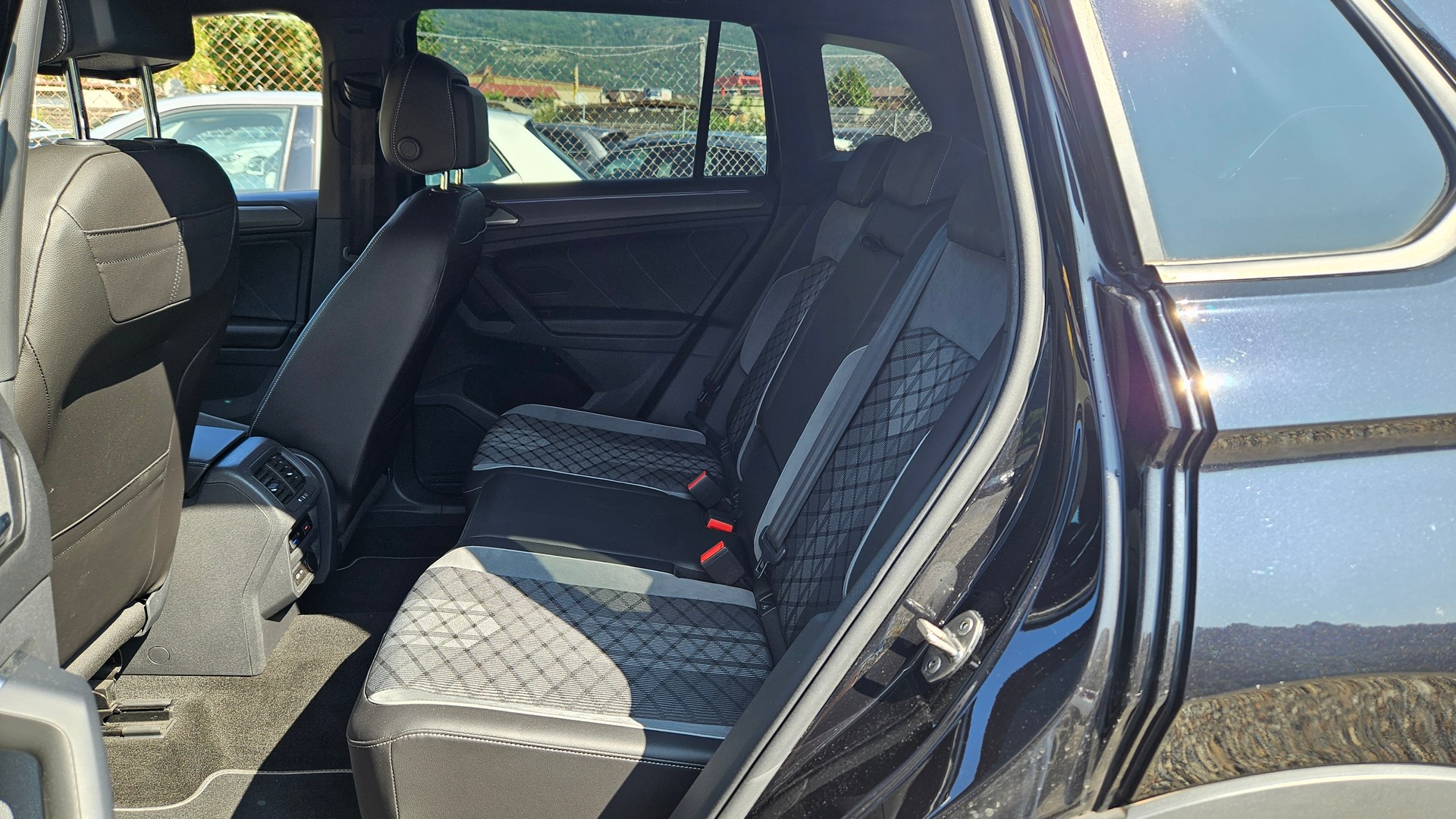 VW Tiguan 2.0 TDI SCR R-Line 4Motion DSG-image-5