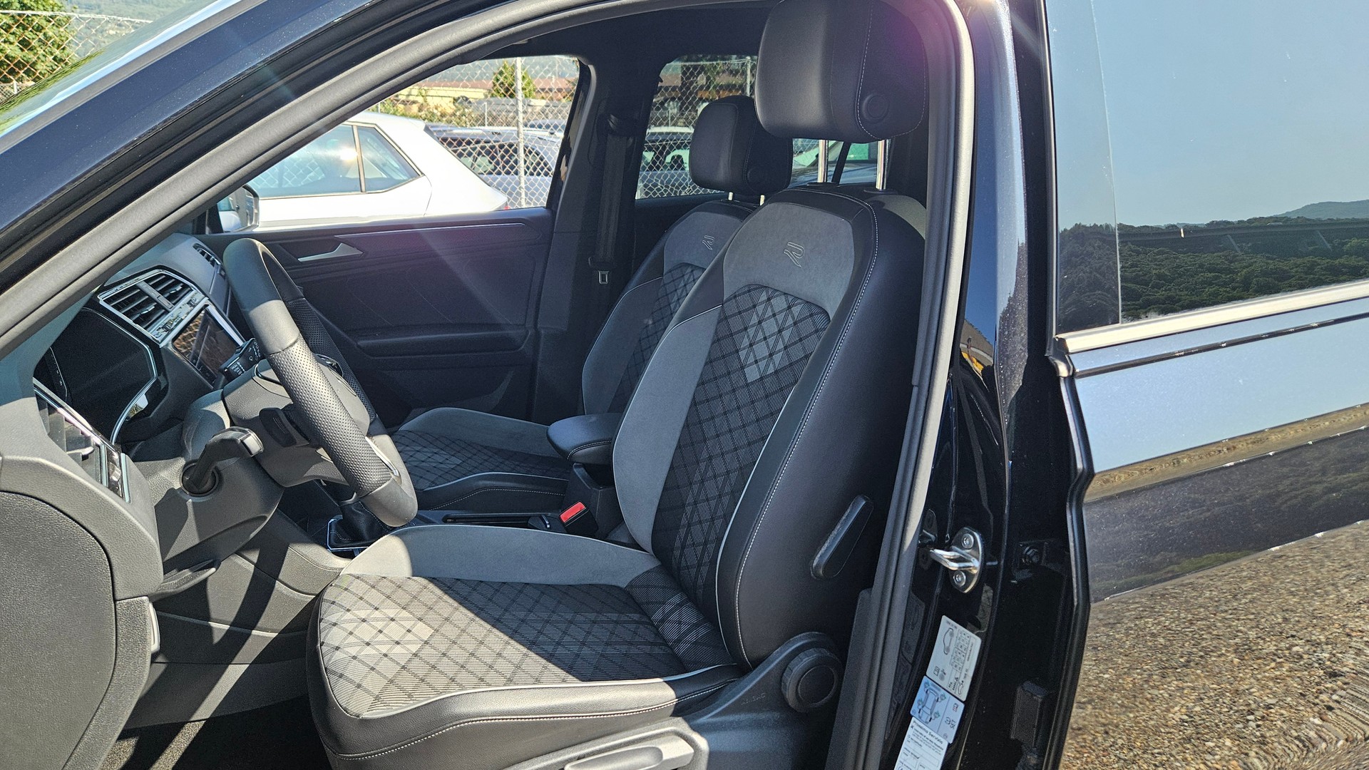 VW Tiguan 2.0 TDI SCR R-Line 4Motion DSG-image-4