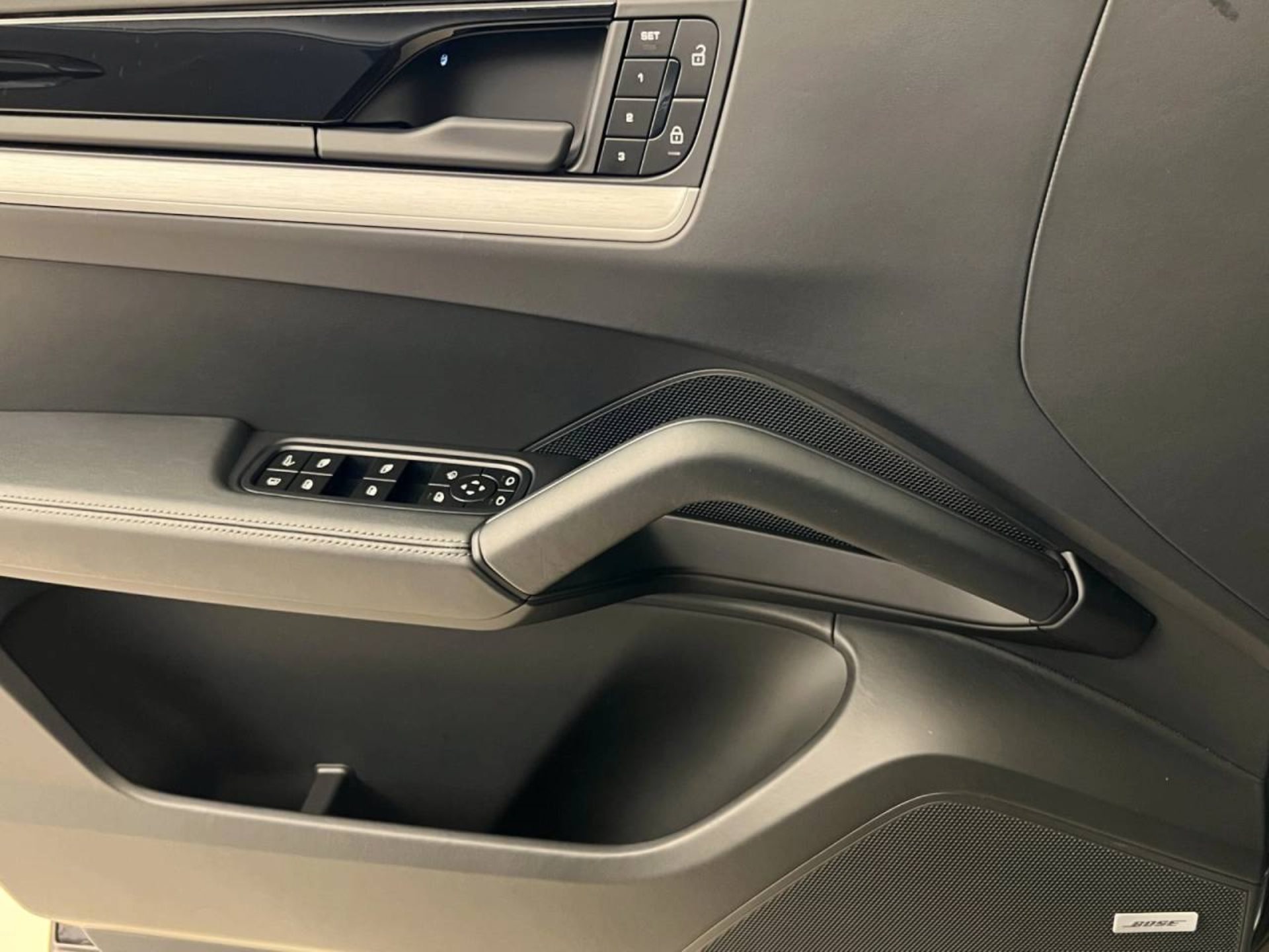 PORSCHE Cayenne S E-Hybrid-image-11
