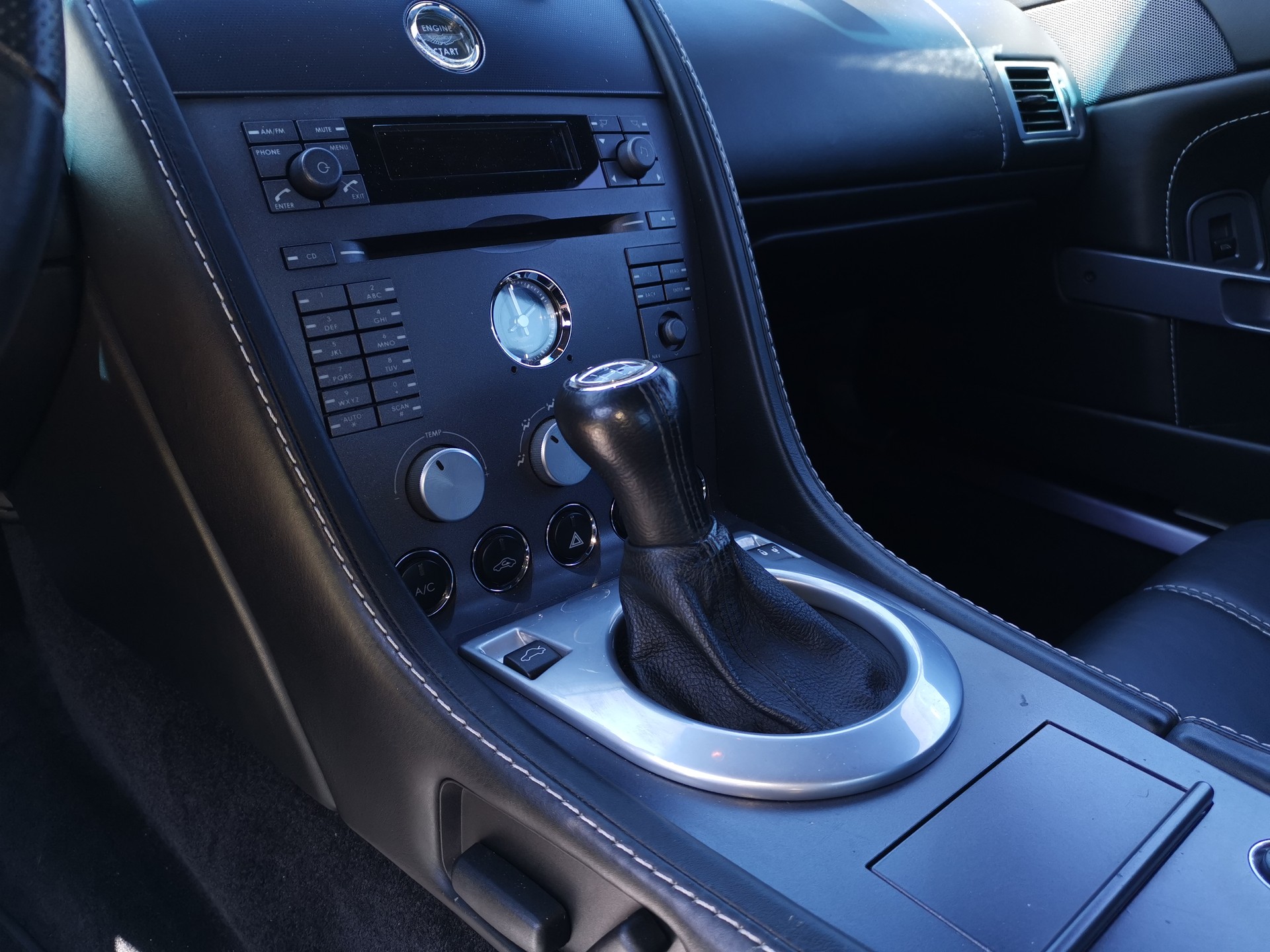 ASTON MARTIN V8 Vantage 4.3-image-7