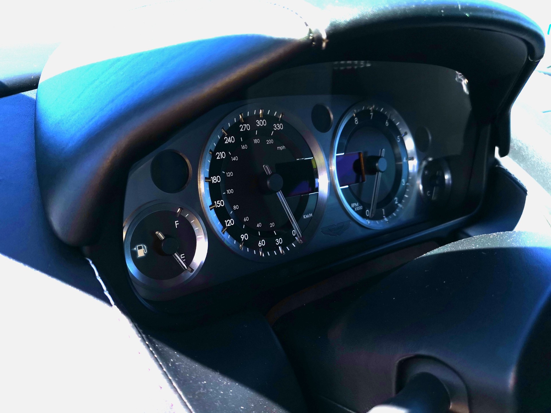 ASTON MARTIN V8 Vantage 4.3-image-6