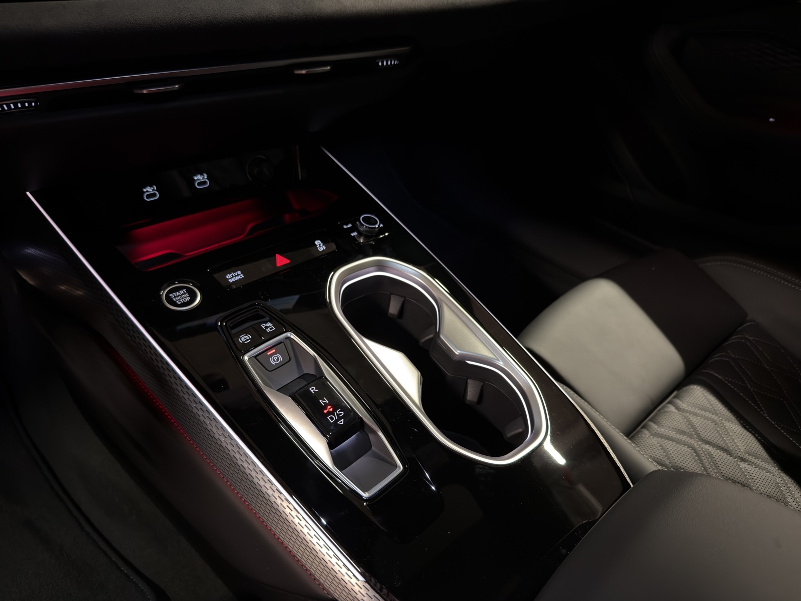 AUDI A6 Avant TFSI quattro 270 kW S tronic-image-12