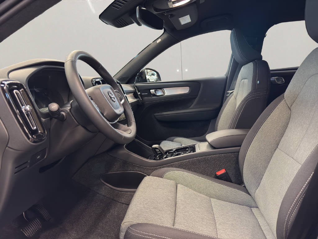 VOLVO XC40 2.0 B3 MH Plus Dark-image-15