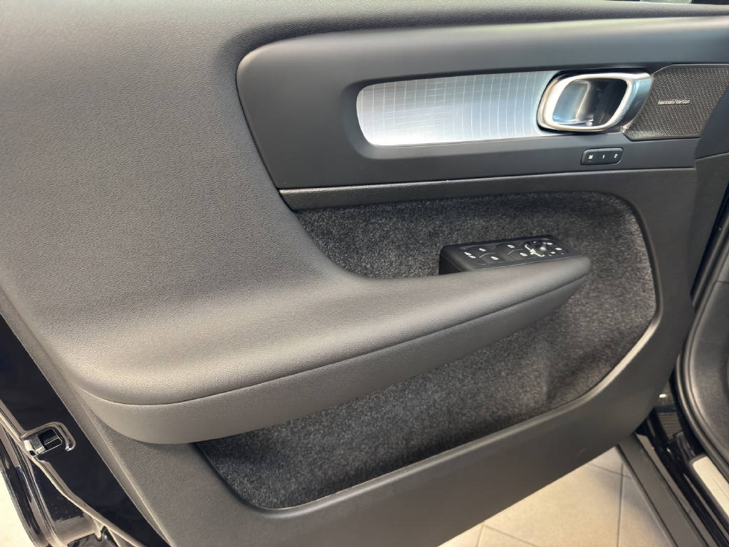 VOLVO XC40 2.0 B3 MH Plus Dark-image-12