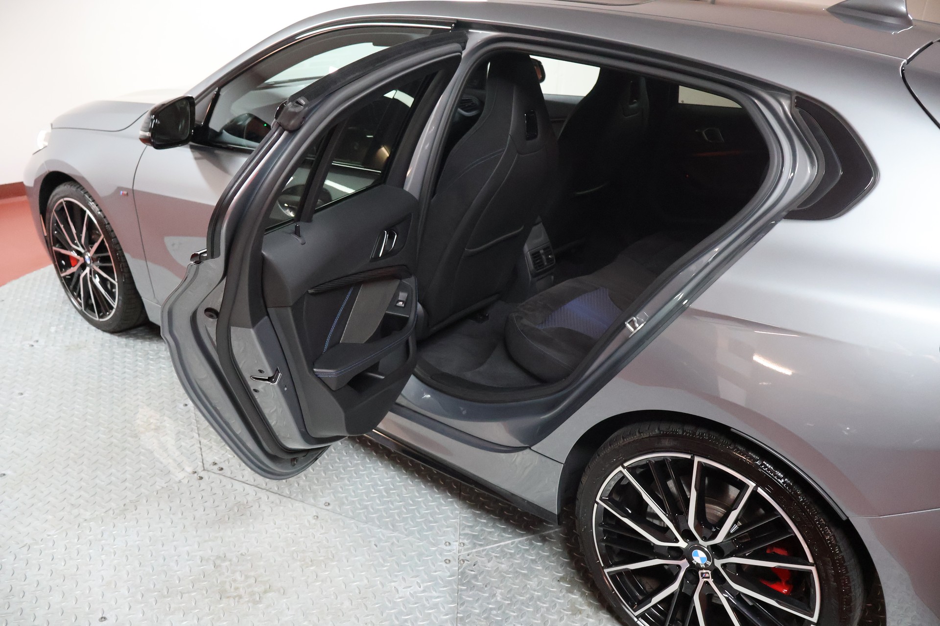 BMW M135i xDrive Steptronic-image-15