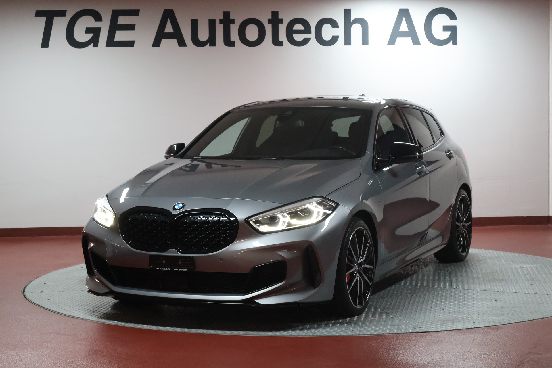 BMW M135i xDrive Steptronic-image-0