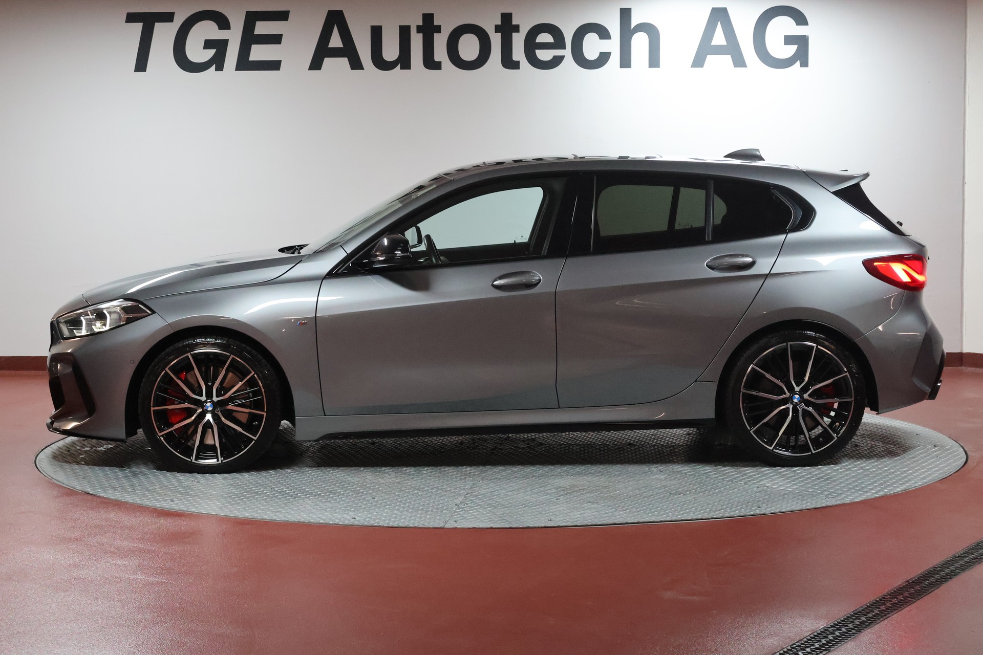 BMW M135i xDrive Steptronic-image-3