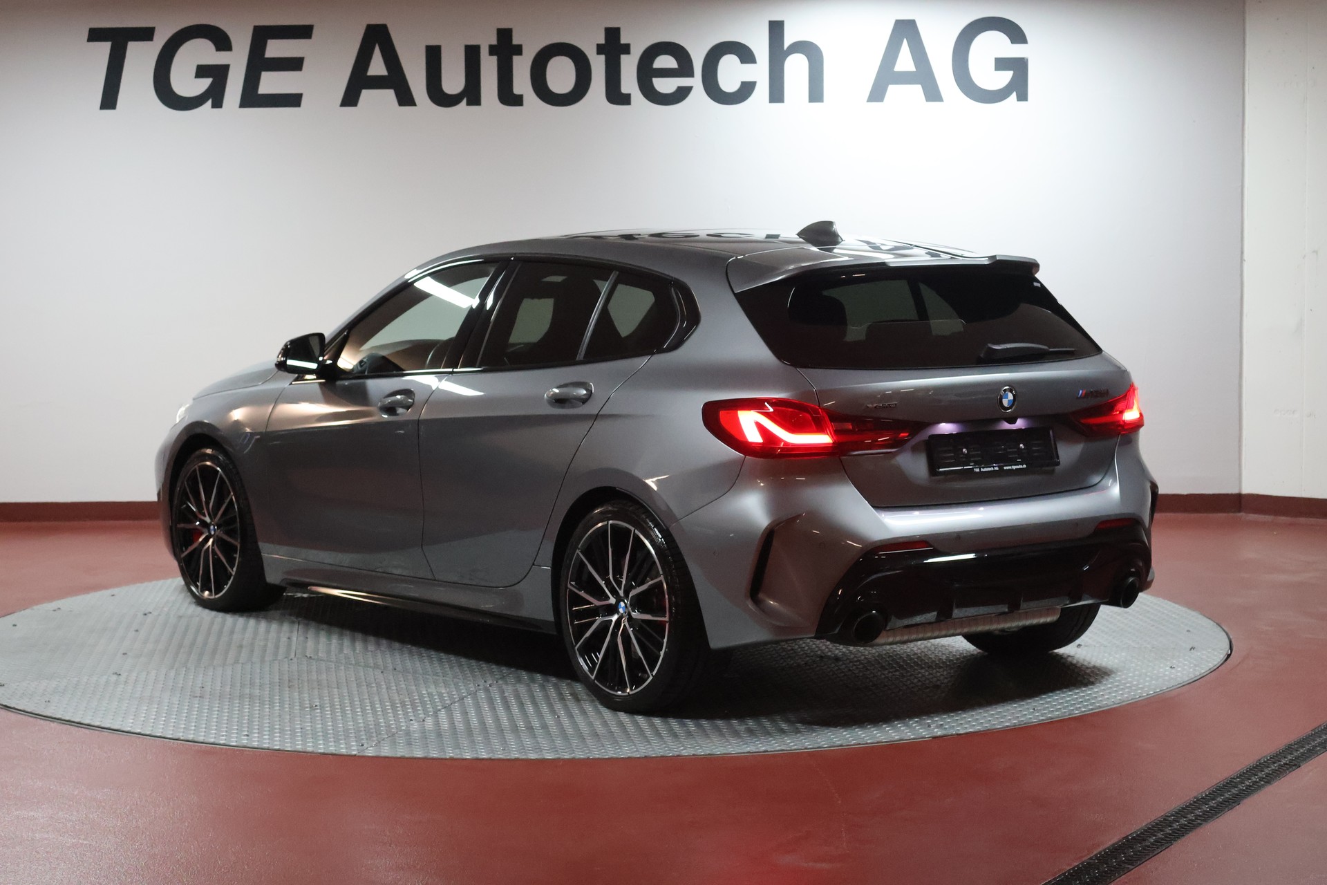 BMW M135i xDrive Steptronic-image-18