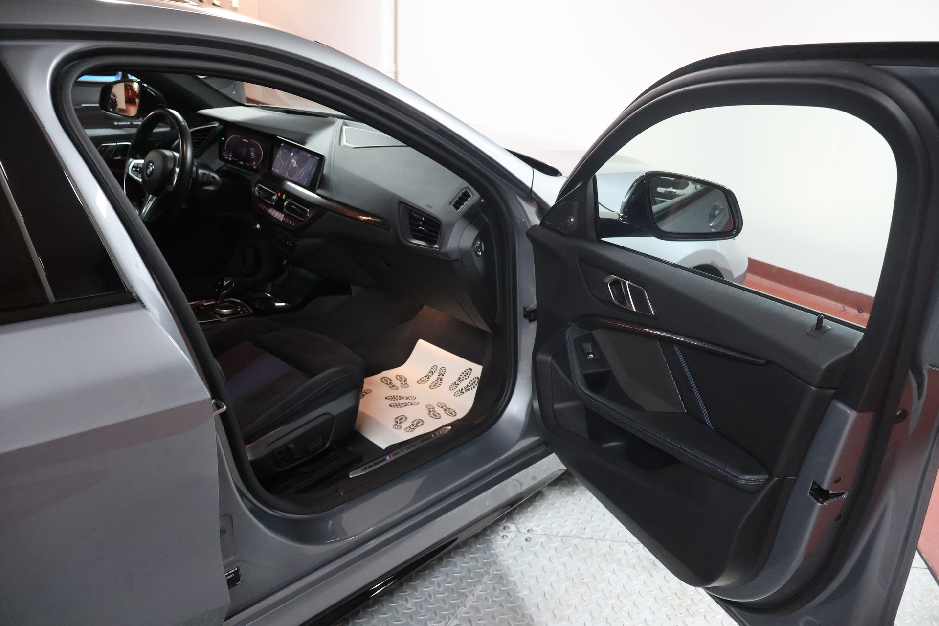 BMW M135i xDrive Steptronic-image-14