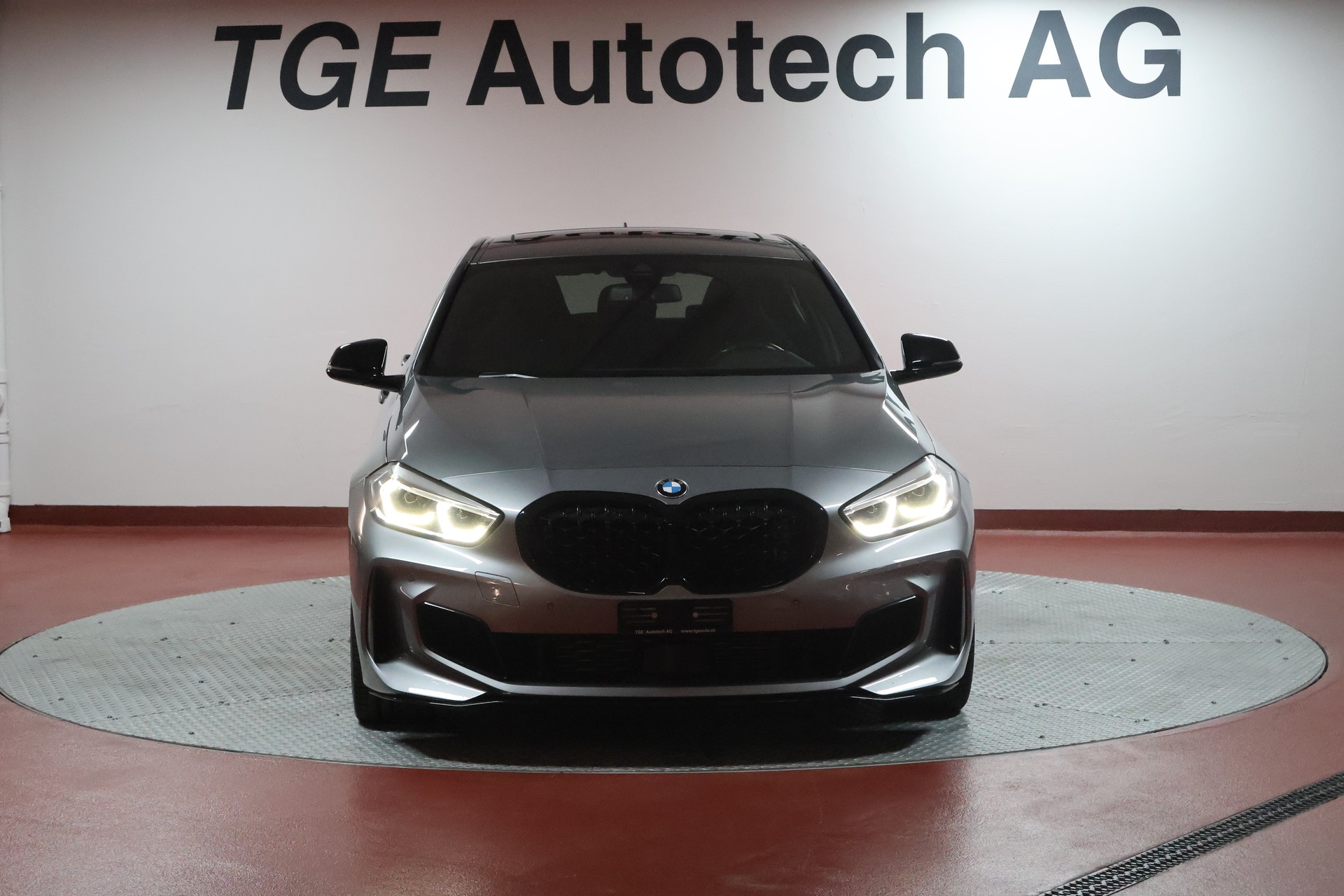 BMW M135i xDrive Steptronic-image-2
