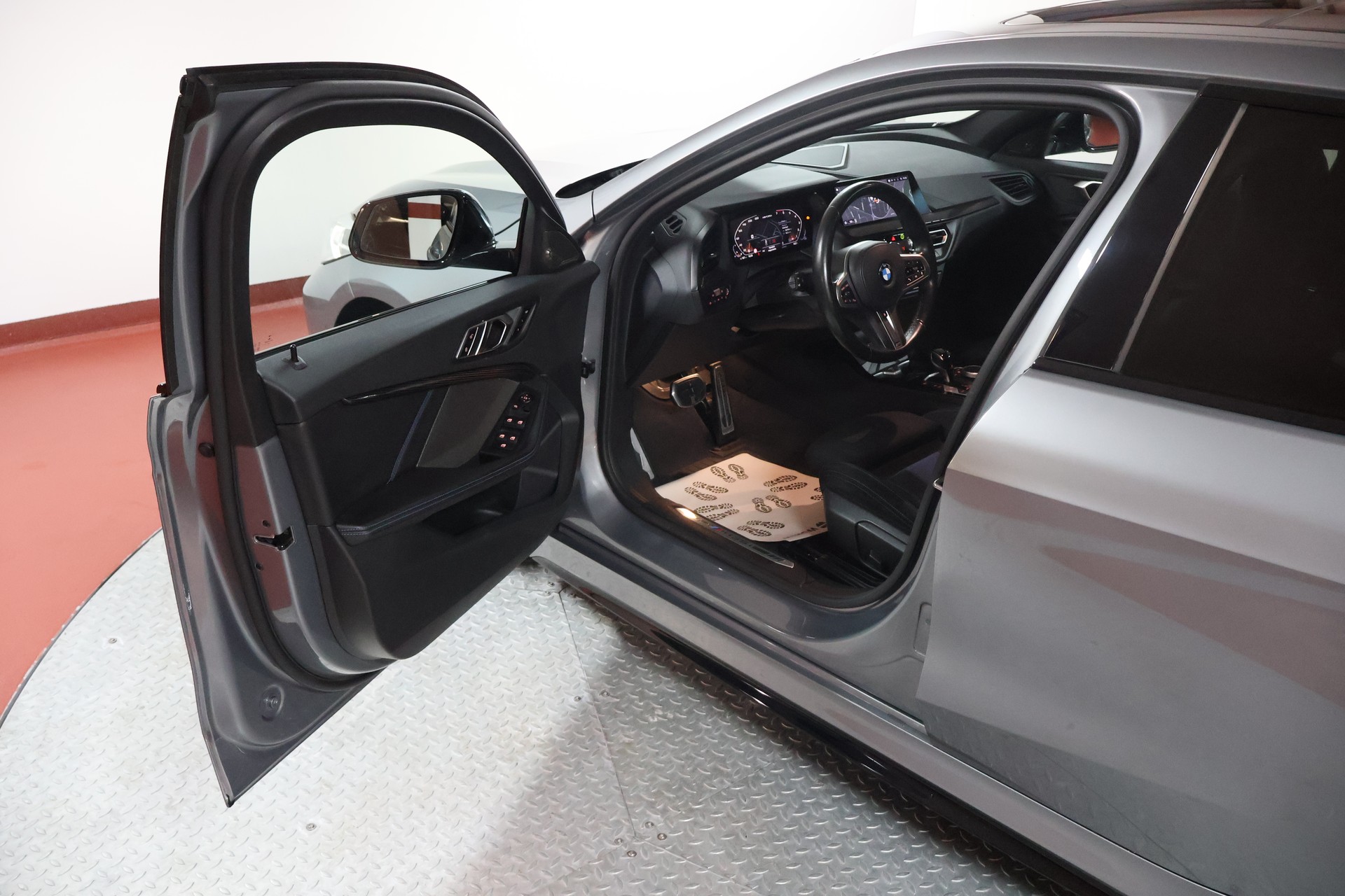 BMW M135i xDrive Steptronic-image-4