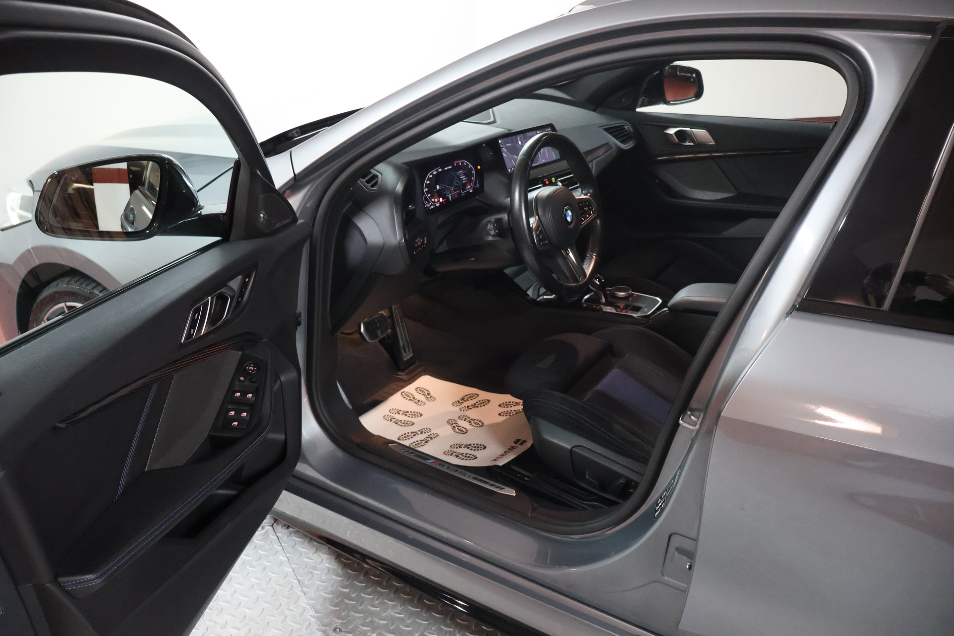 BMW M135i xDrive Steptronic-image-5