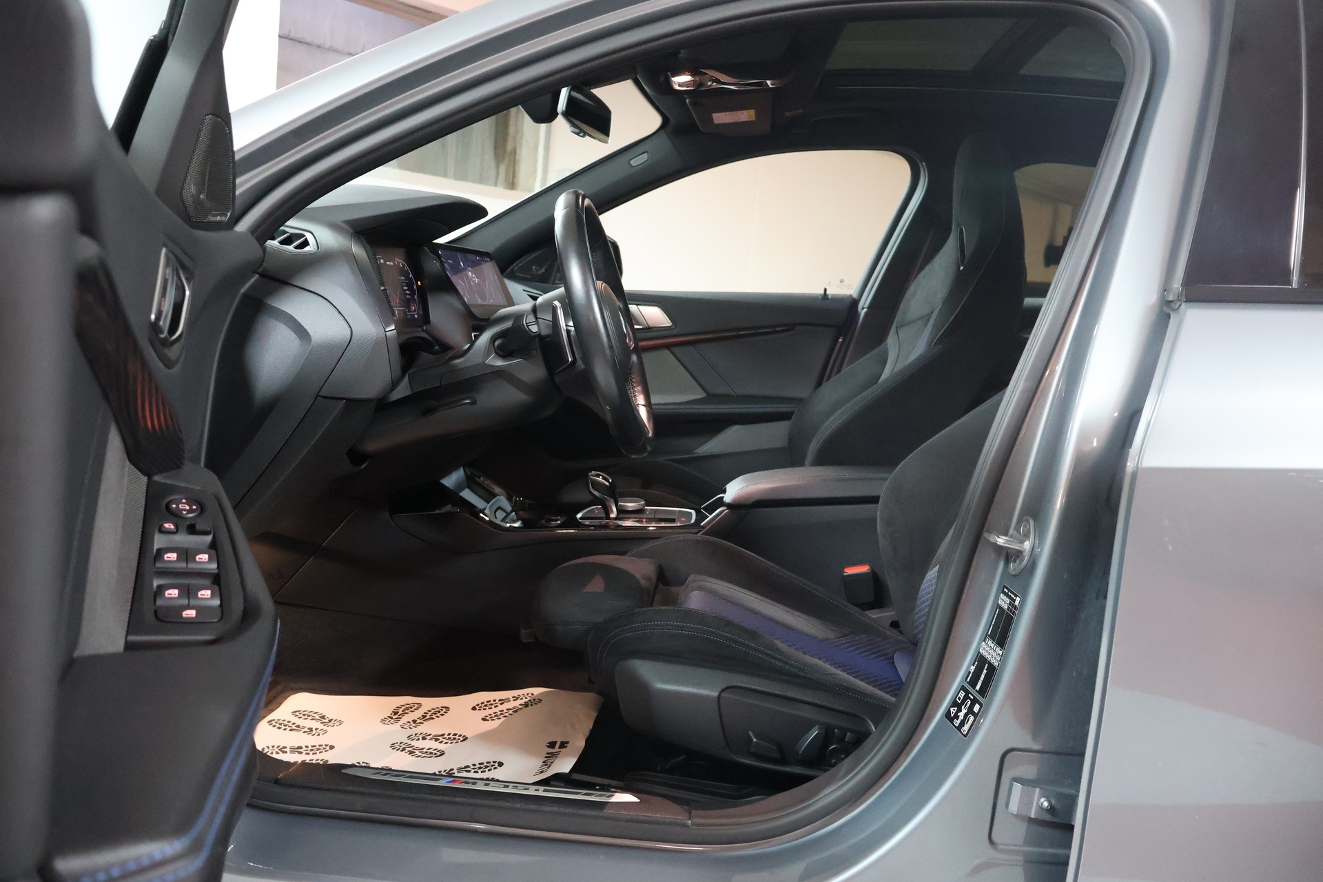 BMW M135i xDrive Steptronic-image-7