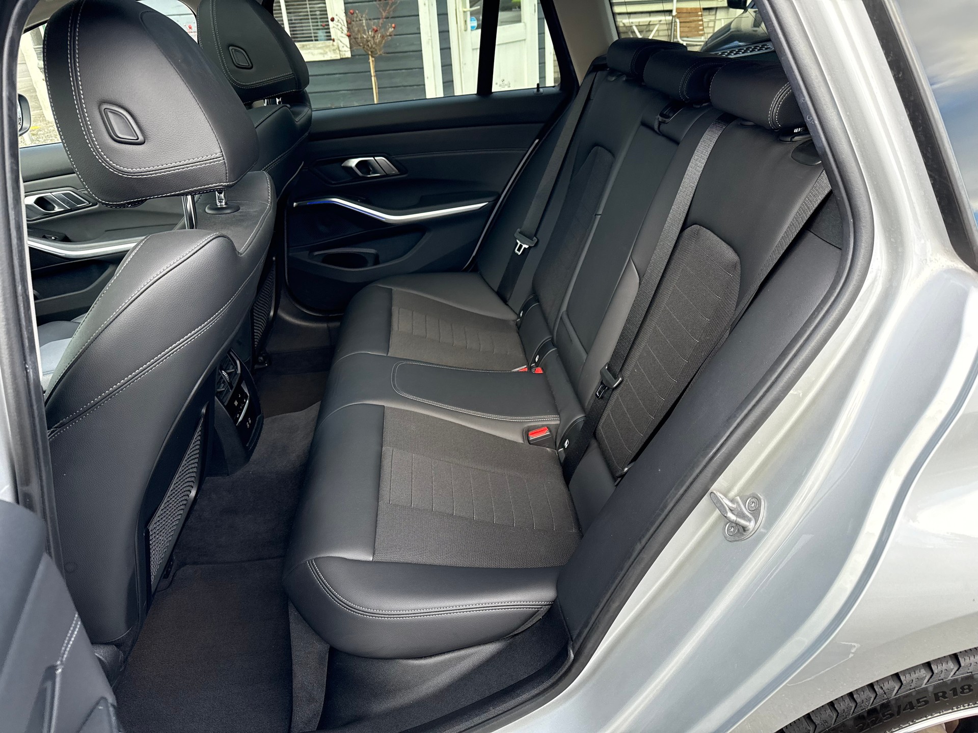 BMW 320d xDrive SAG Touring *Traumausstattung*-image-11
