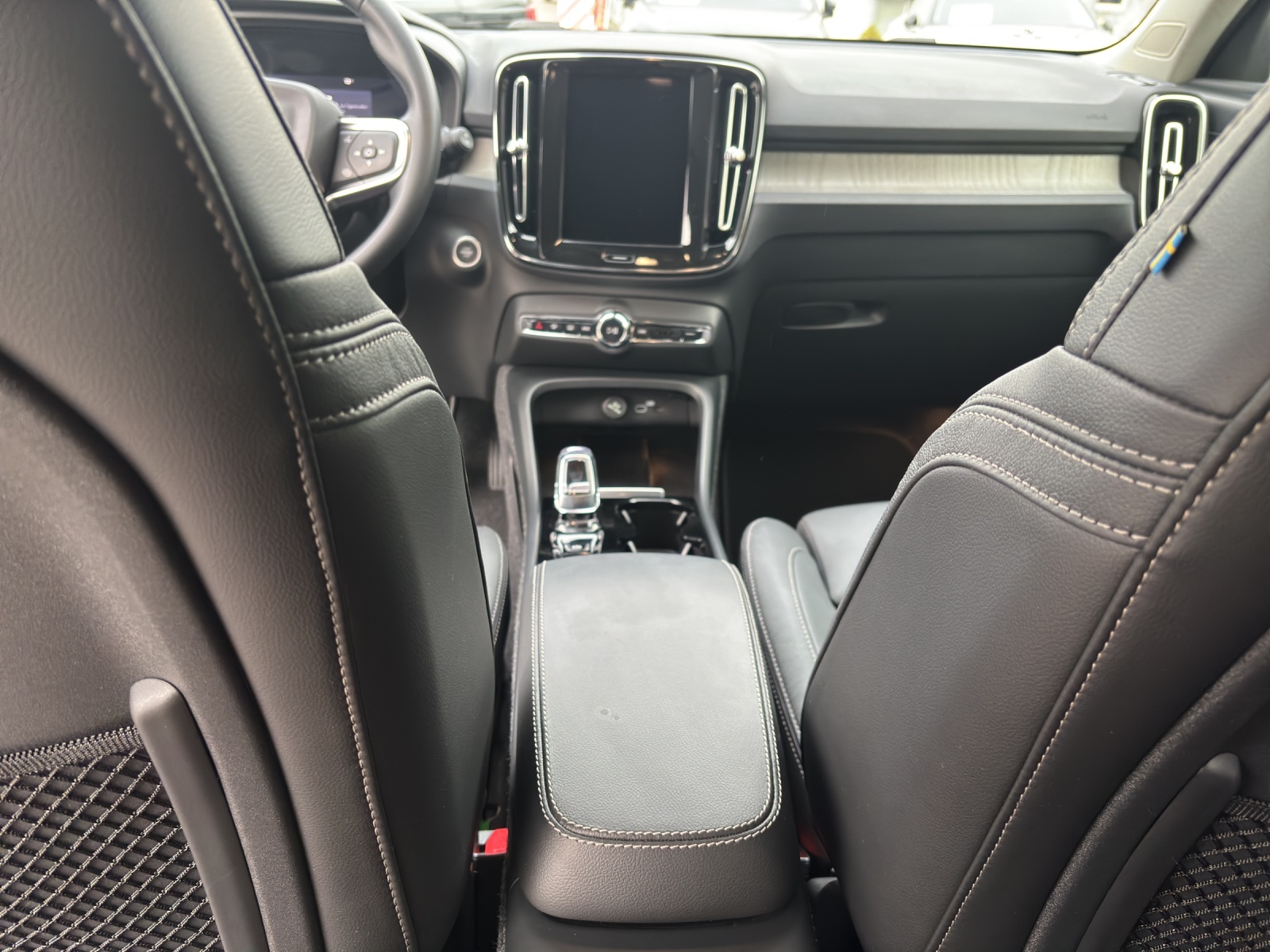 VOLVO XC40 2.0 B4 MH Plus Dark-image-10
