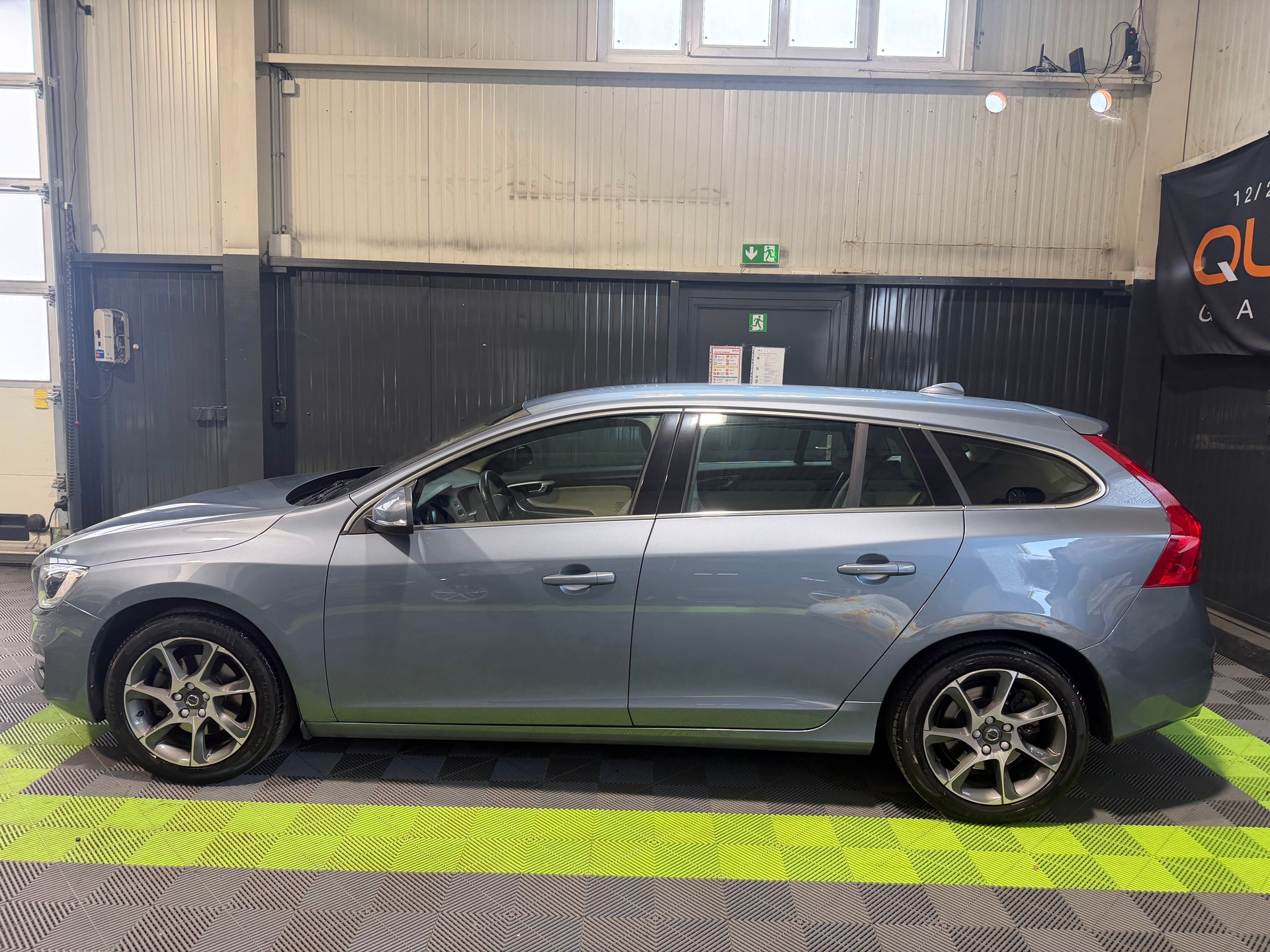 VOLVO V60 T3 Summum Geartronic-image-2