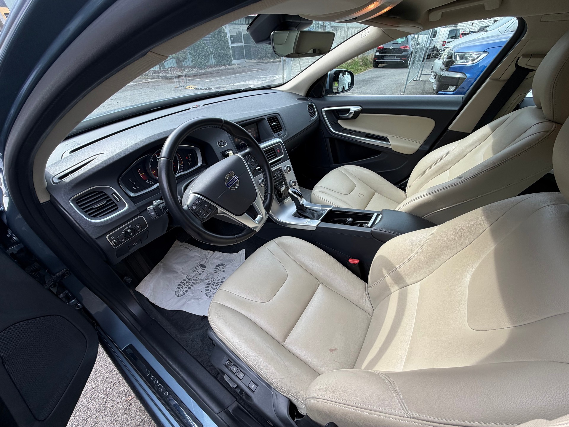 VOLVO V60 T3 Summum Geartronic-image-12