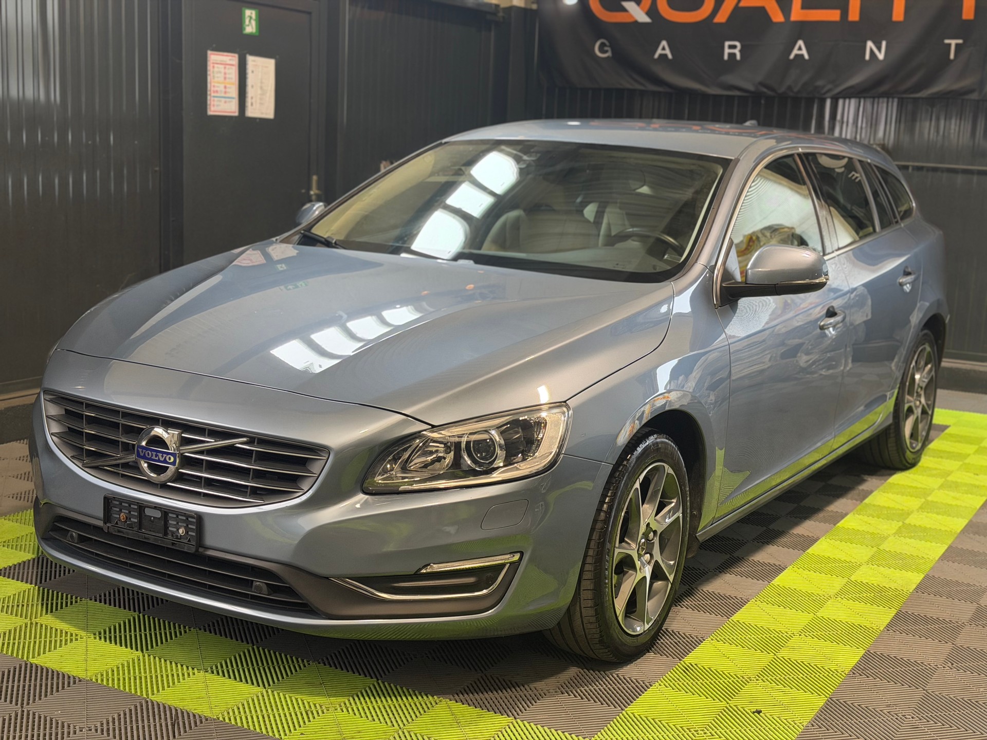 VOLVO V60 T3 Summum Geartronic-image-0