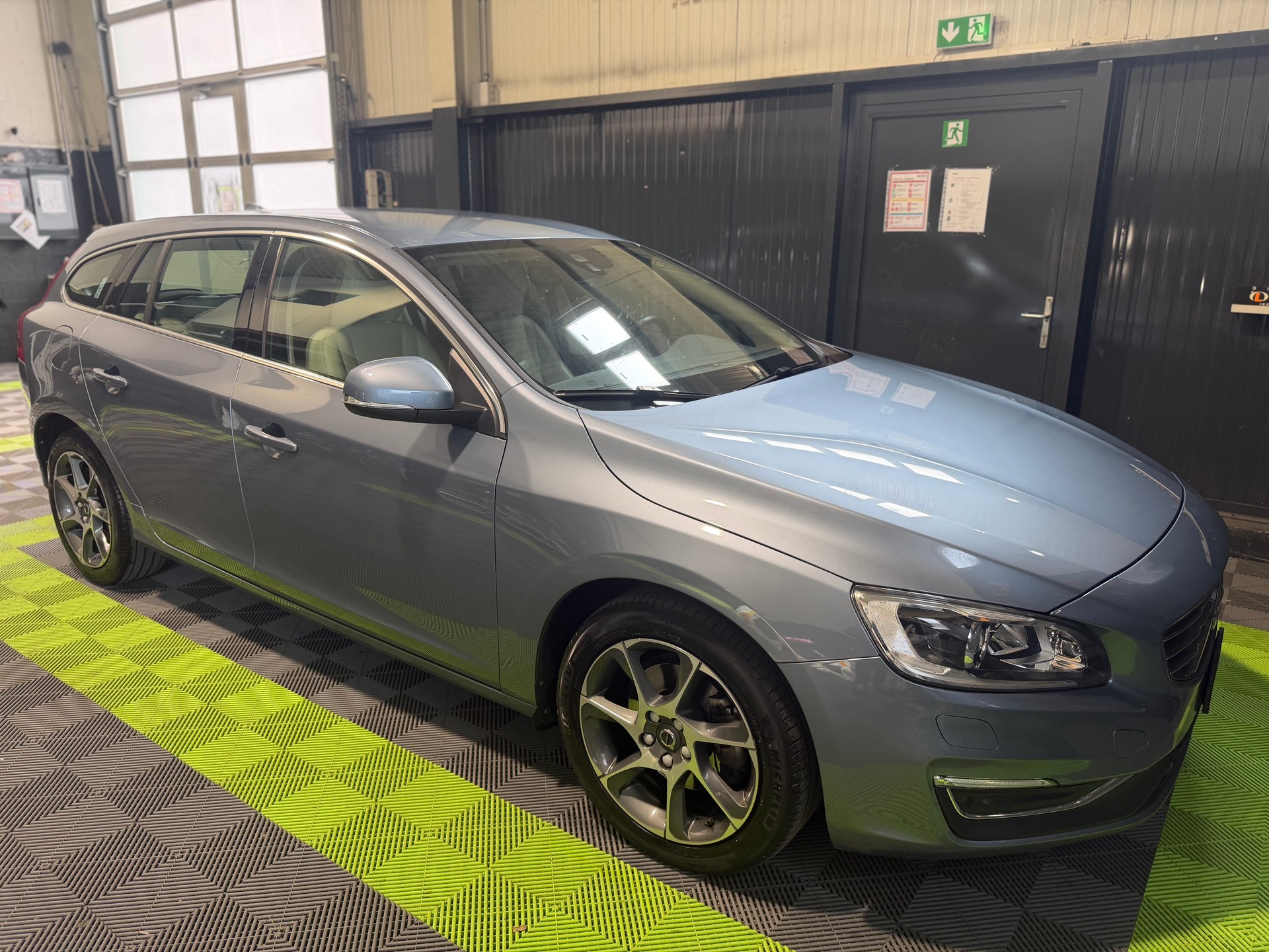VOLVO V60 T3 Summum Geartronic-image-7
