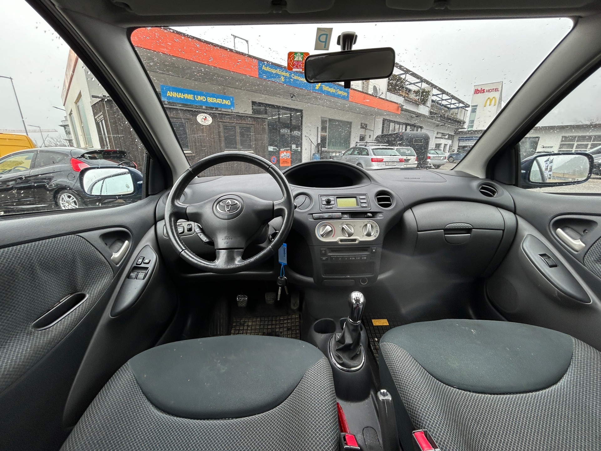TOYOTA Yaris 1.3 Linea Sol-image-6