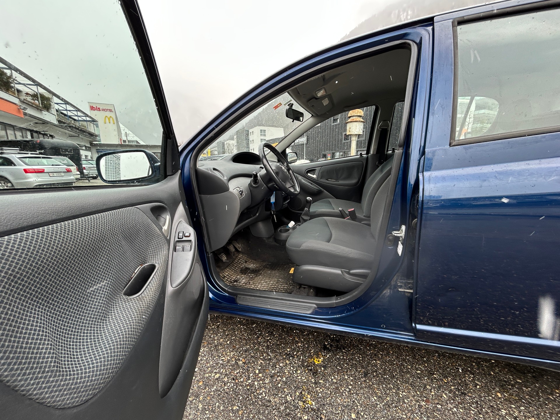 TOYOTA Yaris 1.3 Linea Sol-image-7