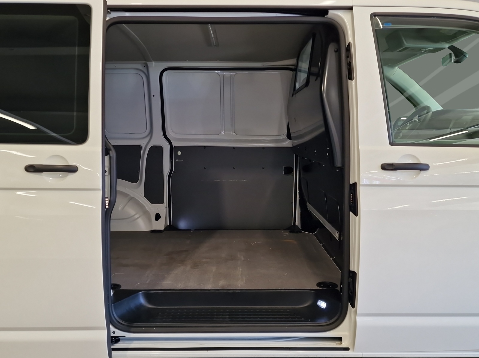 VW T6.1 2.0 TDI DSG-image-11