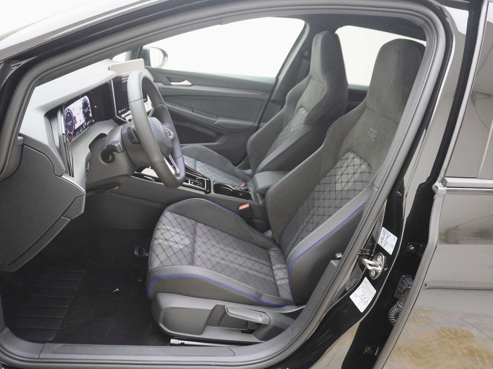 VW Golf VIII 2.0 TSI R-Line DSG 4Motion-image-11