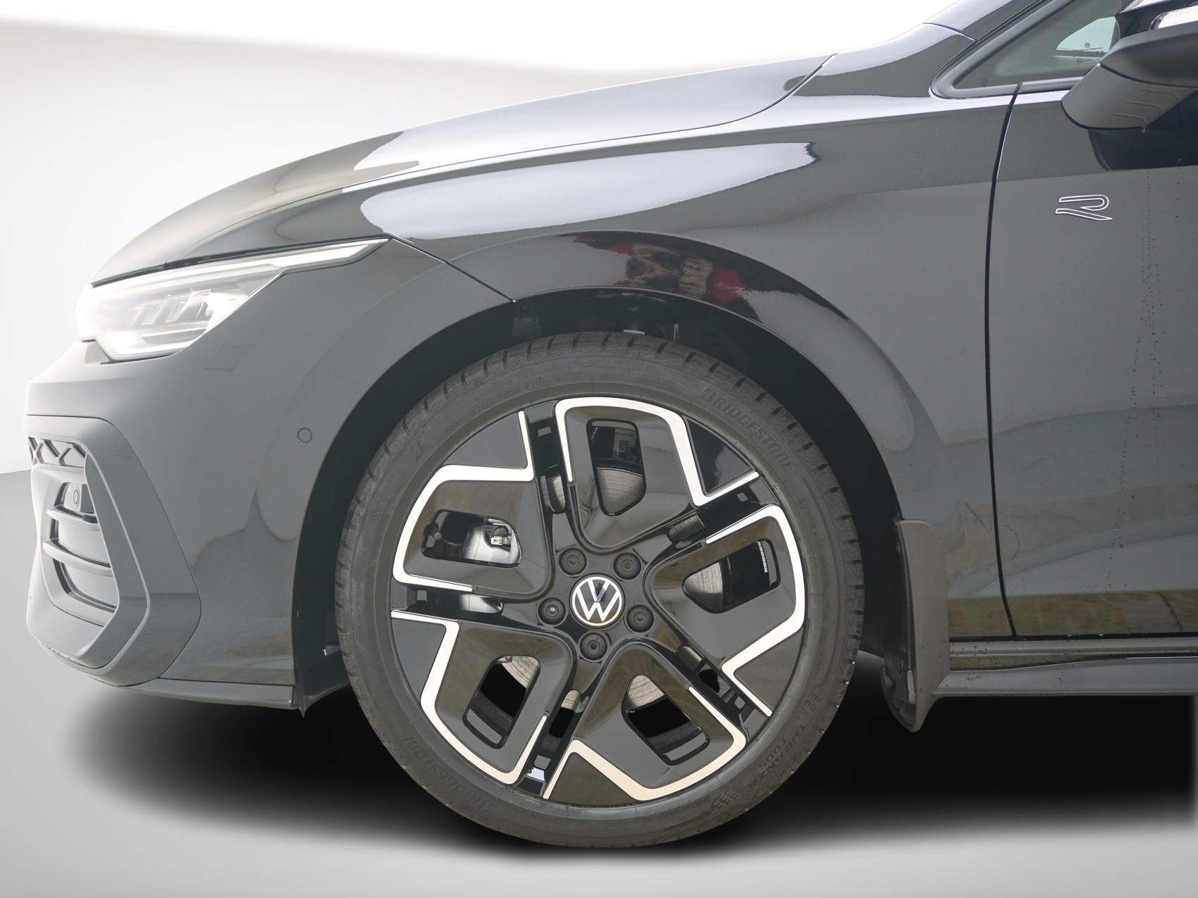 VW Golf VIII 2.0 TSI R-Line DSG 4Motion-image-8