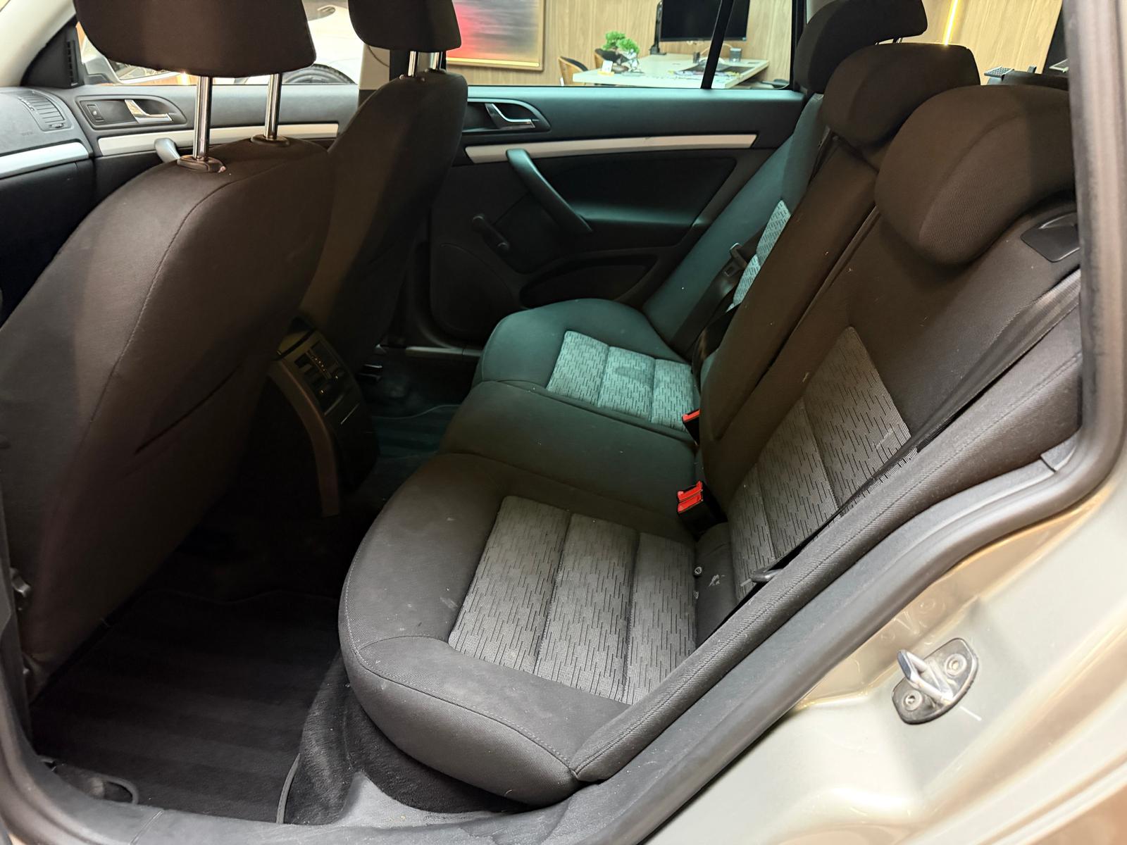 SKODA Octavia Combi 1.8 T-FSI Ambiente-image-17