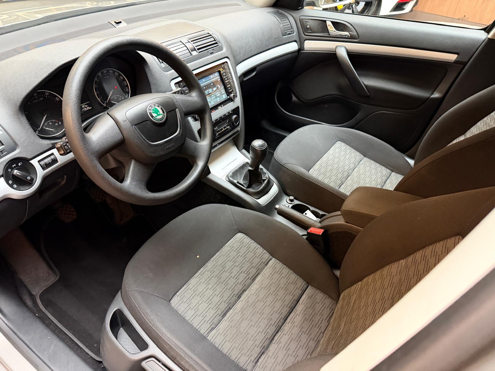 SKODA Octavia Combi 1.8 T-FSI Ambiente-image-12