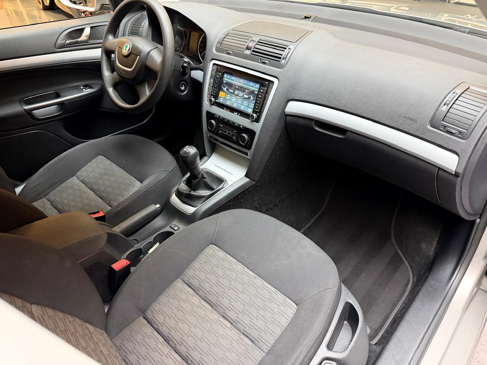 SKODA Octavia Combi 1.8 T-FSI Ambiente-image-15